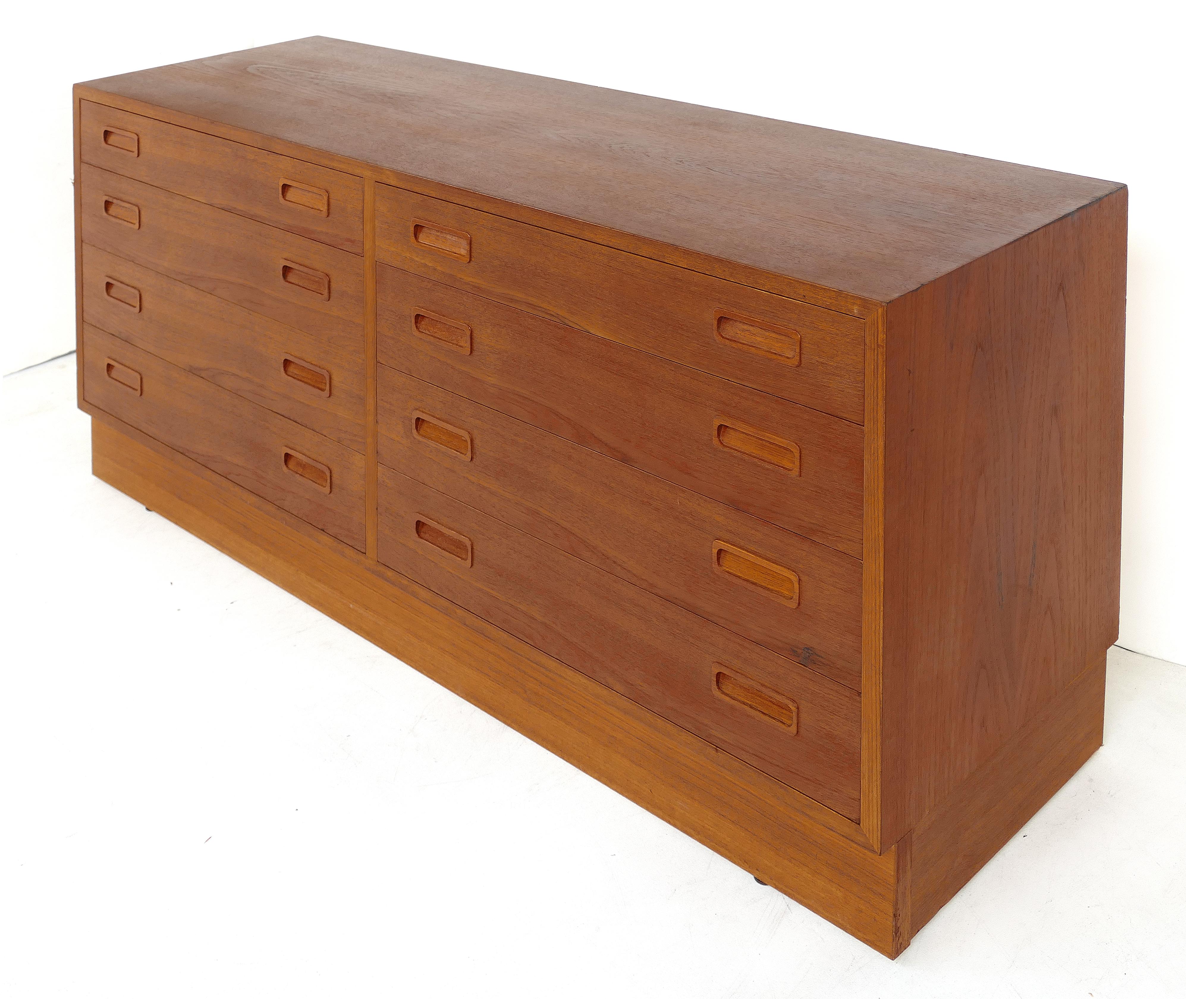 Paul Hundavad 8-drawer Danish modern teak dresser

Offered for sale is a Paul Hundavad Danish modern 8-drawer teak dresser with recessed pulls and a recessed plinth base. The cabinet is marked by the maker on the back.