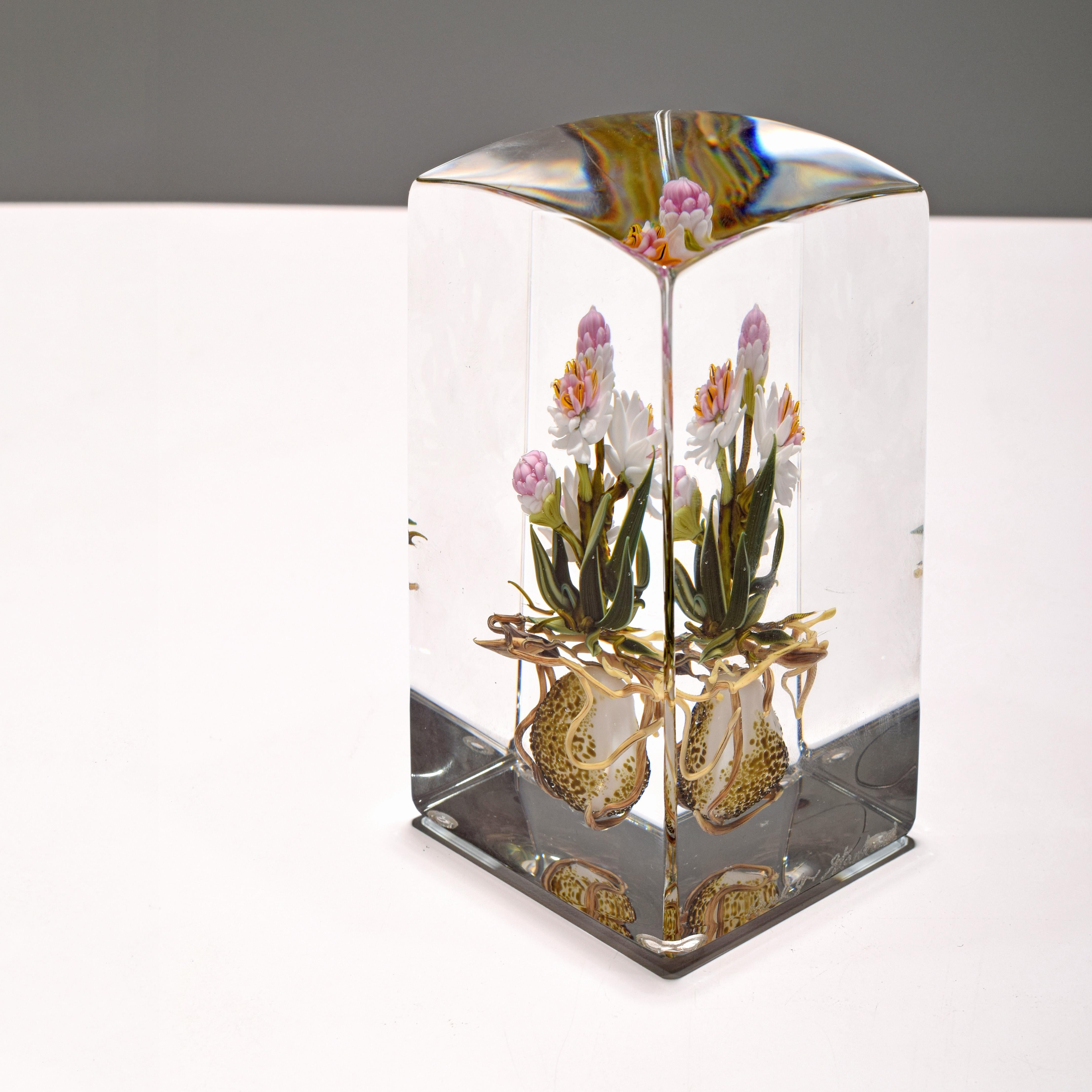 Artistics/Designer : Paul J. Stankard (américain, né en 1943)
MATERIAL : verre artisanal, verre clair poli
Dimensions : 5″h, 2.75″w, 2.5″d
Informations complémentaires : Les détails du presse-papier comprennent une personne à la racine et des