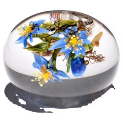 Paul J. Stankard Floral, Orb & Root Person Oblate Briefbeschwerer mit Blumenmuster