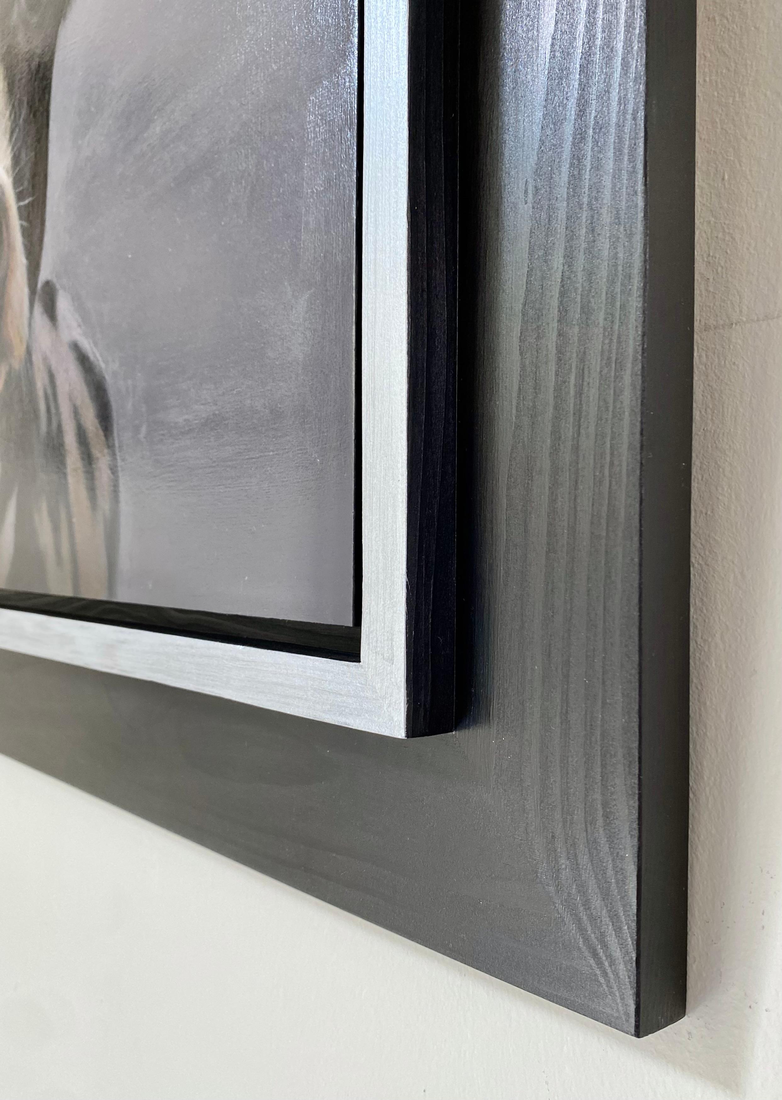 I dipinti a olio dell'artista olandese contemporaneo Paul Jansen invitano lo spettatore a guardare oltre l'immagine standard all'interno della cornice. L'impressione è che l'animale curioso esca davvero dall'inquadratura, come se lo spettatore si