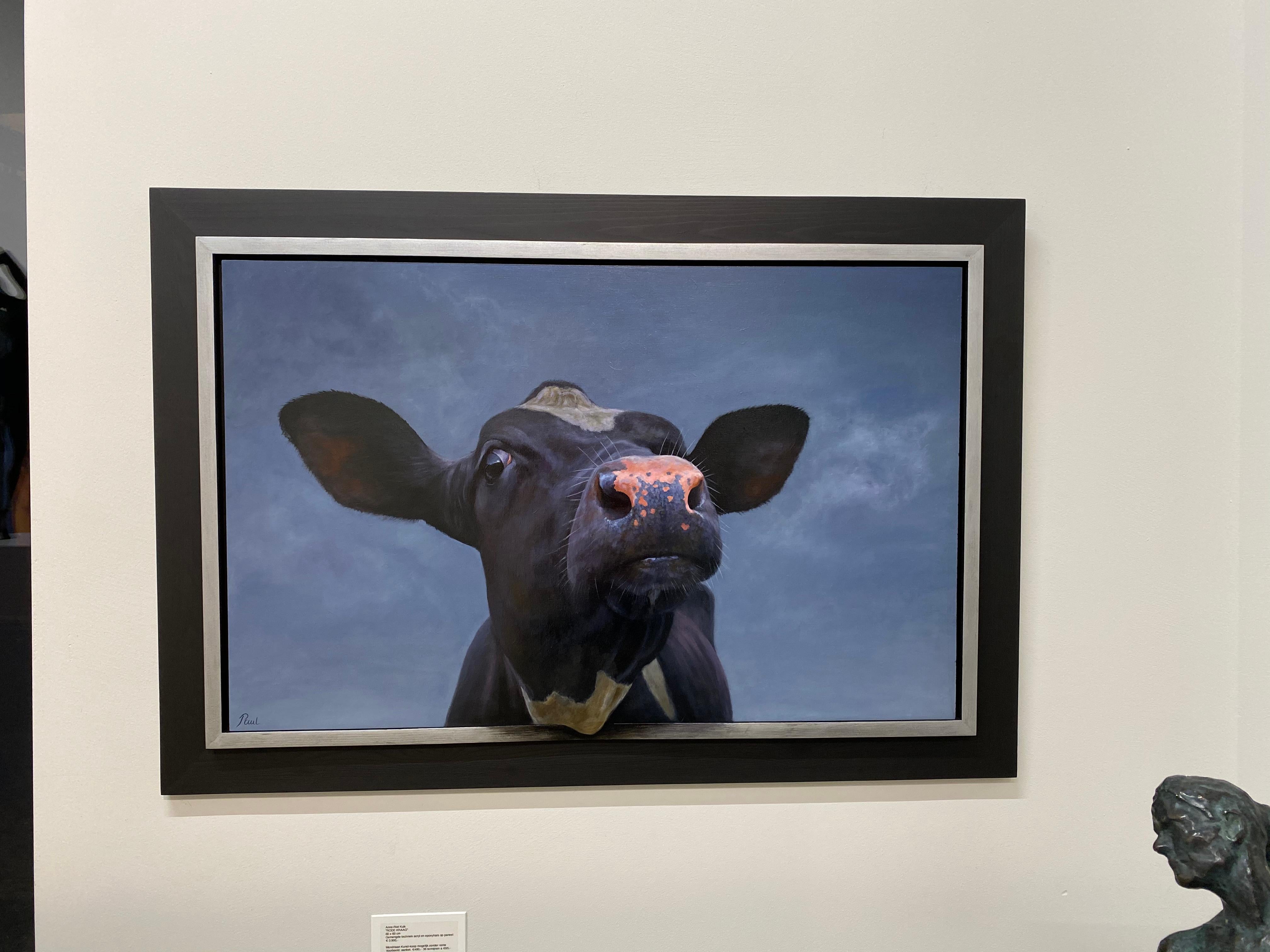 Bonjour ! -21ème siècle Contemporary portrait Oil Painting of a Cow (peinture à l'huile d'une vache)  - Gris Portrait Painting par Paul Jansen