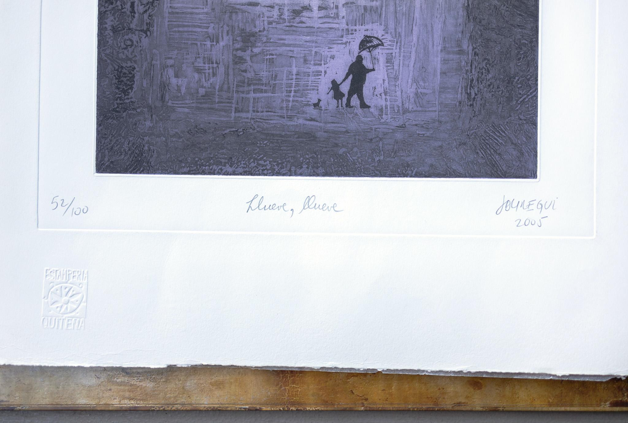 Diese figurative Arbeit von Paul Jauregui ist eine handkolorierte Radierung, die die Silhouette eines Vaters, seiner Tochter und ihres kleinen Hundes zeigt, die im Regen spazieren gehen. Der Vater hält einen Regenschirm und führt sein Kind an der