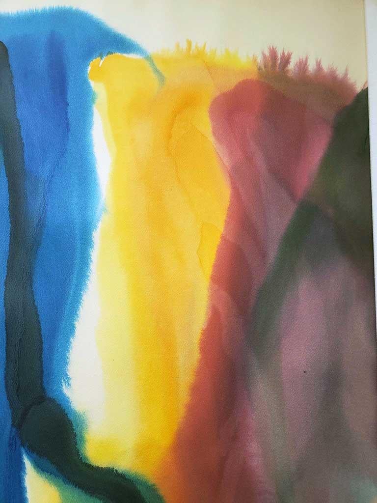 Paul Jenkins Untitled, 1972 zeigt eine vielschichtige Verschmelzung von Farben, die sich mit einer einzigartigen, abgedunkelten Farbpalette zu einem mystischen und fesselnden Bild zusammenfügen. Ein schwarzer Farbstrahl, der am rechten Rand austritt