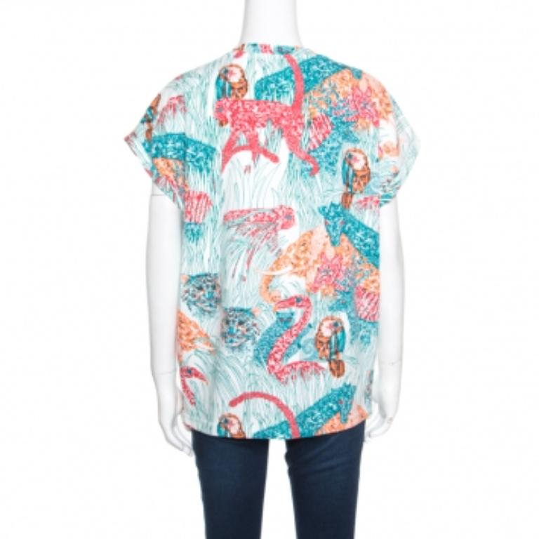Paul & Joe ti propone questo delizioso top per farti notare e catturare l'attenzione ovunque tu vada! È realizzato in cotone al 100% e presenta un motivo stampato Jungling multicolore. Sfoggia uno scollo rotondo e maniche a palloncino. Sicuramente