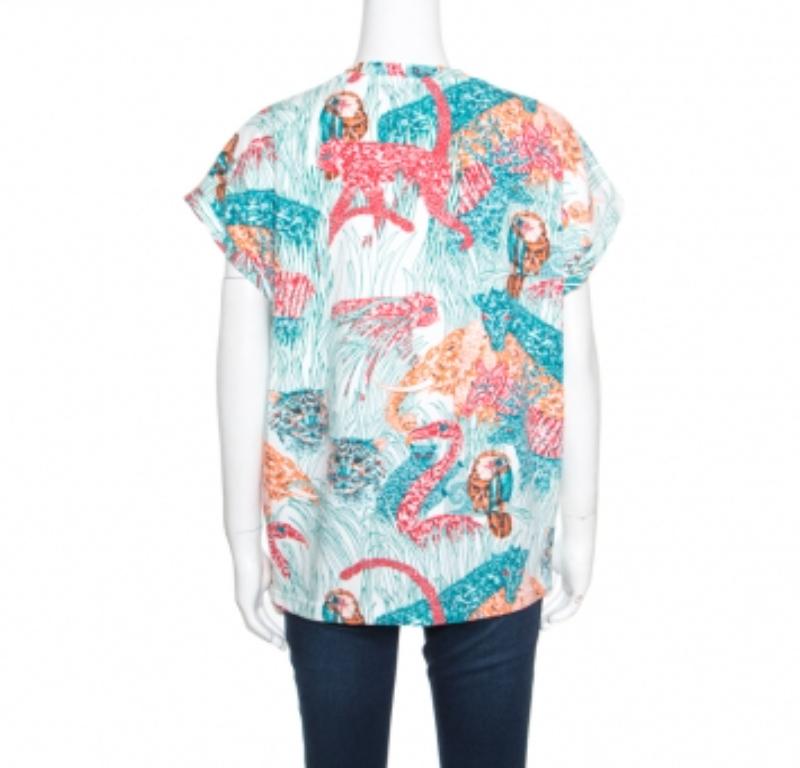 Paul & Joe ti propone questo delizioso top per farti notare e catturare l'attenzione ovunque tu vada! È realizzato in cotone al 100% e presenta un motivo stampato Jungling multicolore. Sfoggia uno scollo rotondo e maniche a palloncino. Sicuramente