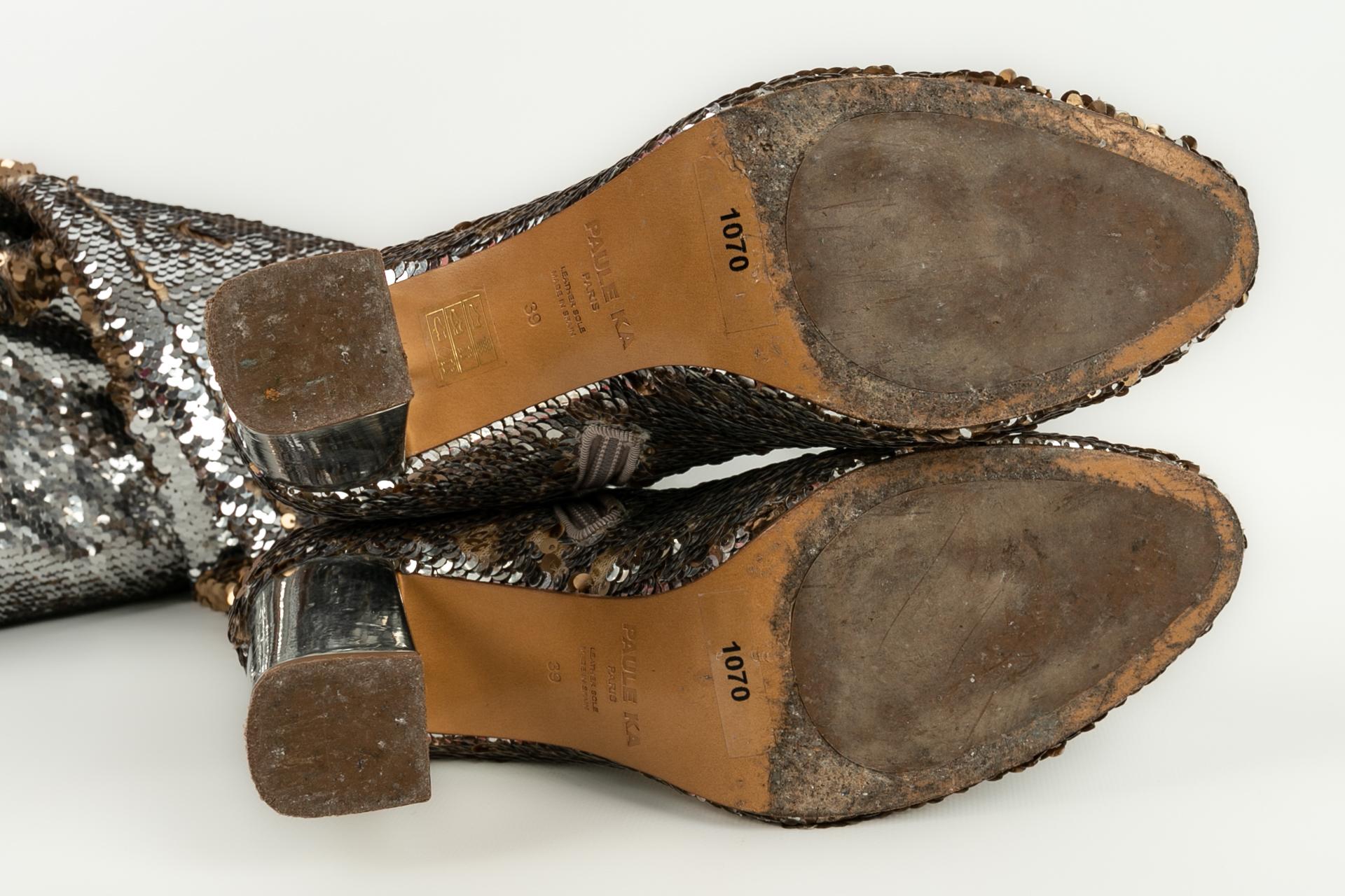 PAULE KA -(Fabriqué en Espagne) Bottes à hauteur de cuisse entièrement cousues de paillettes dorées et argentées. Taille 39FR.

Condit :
Bon état

Dimensions :
Hauteur du talon : 9 cm - Hauteur de la tige : 68 cm

SKU:CH44