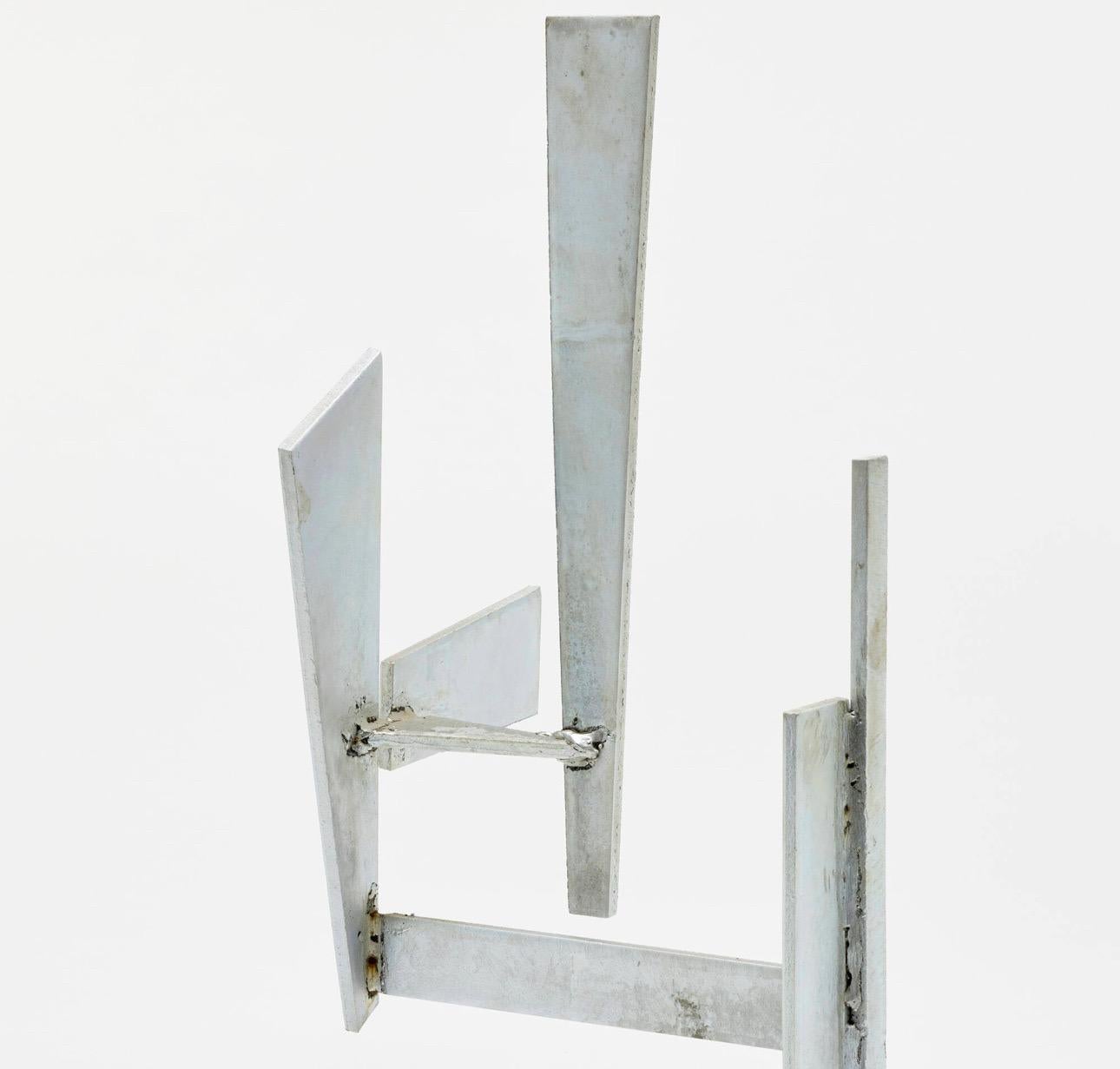 Paul Kasper (1922-2011), Sin título, metal soldado.

Alrededor de 1960.

Escultura abstracta realizada en aluminio soldado por Paul Kasper. 

Dimensiones: 39 × 16 x 25 centímetros (15,5 h x 6,25 w x 9,75 d)