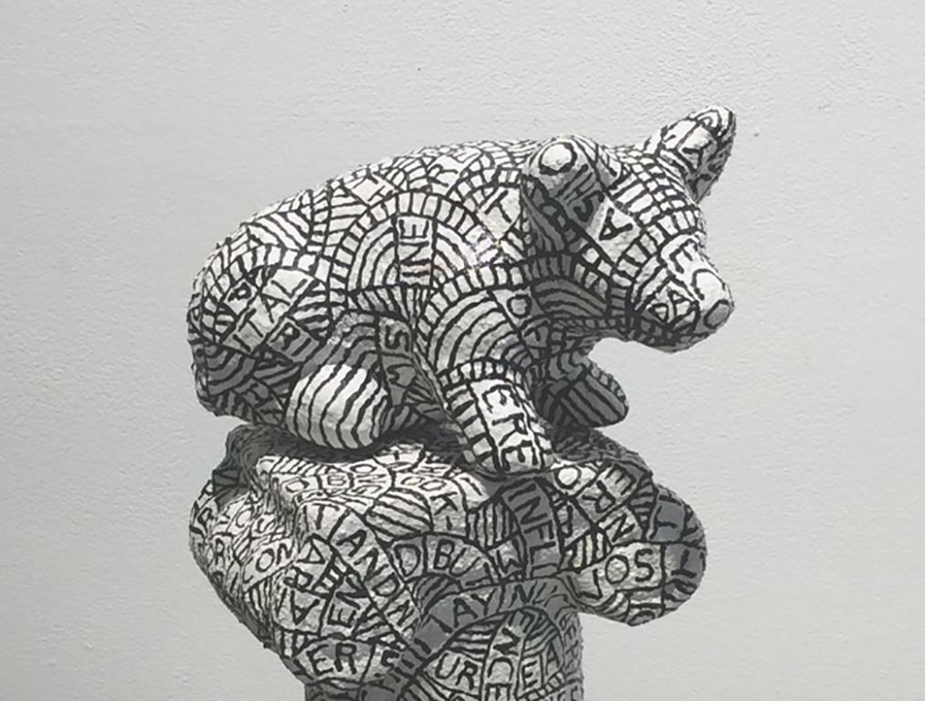 Prelude 82 : Pig perched on a pedestal, inscrit avec le texte d'un poème de Wordsworth - Sculpture de Paul Katz