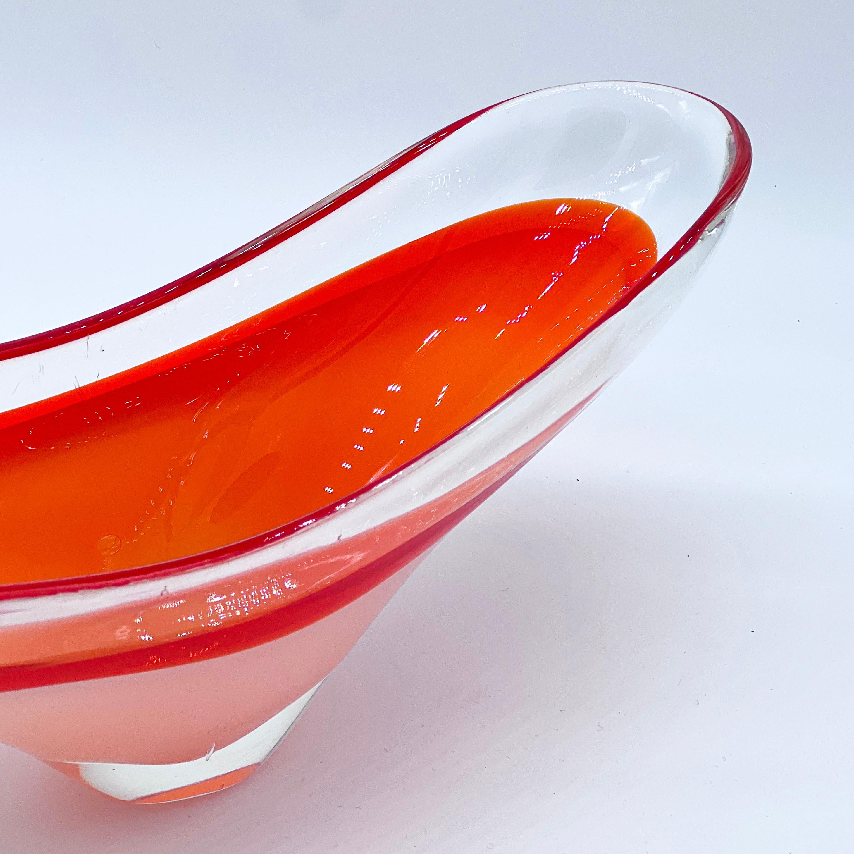 Paul Kedel for Flygsfors Big Coquille Bowl in Orange, White and Clear Glass In Good Condition For Sale In Milano, IT