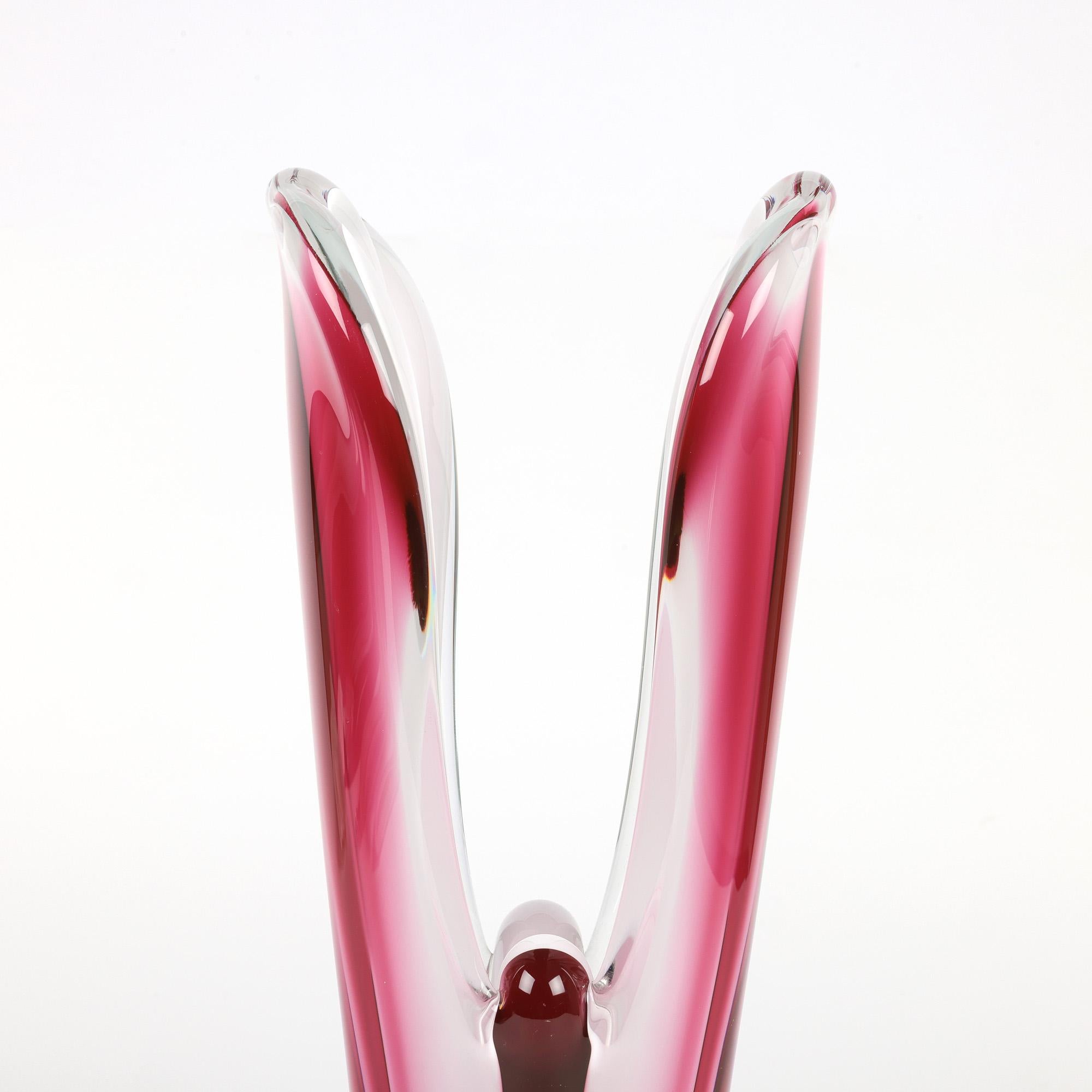 Impresionante jarrón sueco de mediados de siglo con dos alas Flygsfors rosa Coquille Fantasia, obra del renombrado diseñador Paul Kedelv (sueco, 1917-1990).

Paul Kedelv fue uno de los principales vidrieros suecos, famoso por sus diseños para las