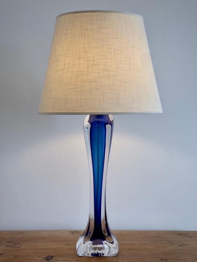 Scandinave moderne Lampe de table en verre massif des années 1960 de Paul Kedelv pour Flygfors Suède, couleur bleu vif. en vente