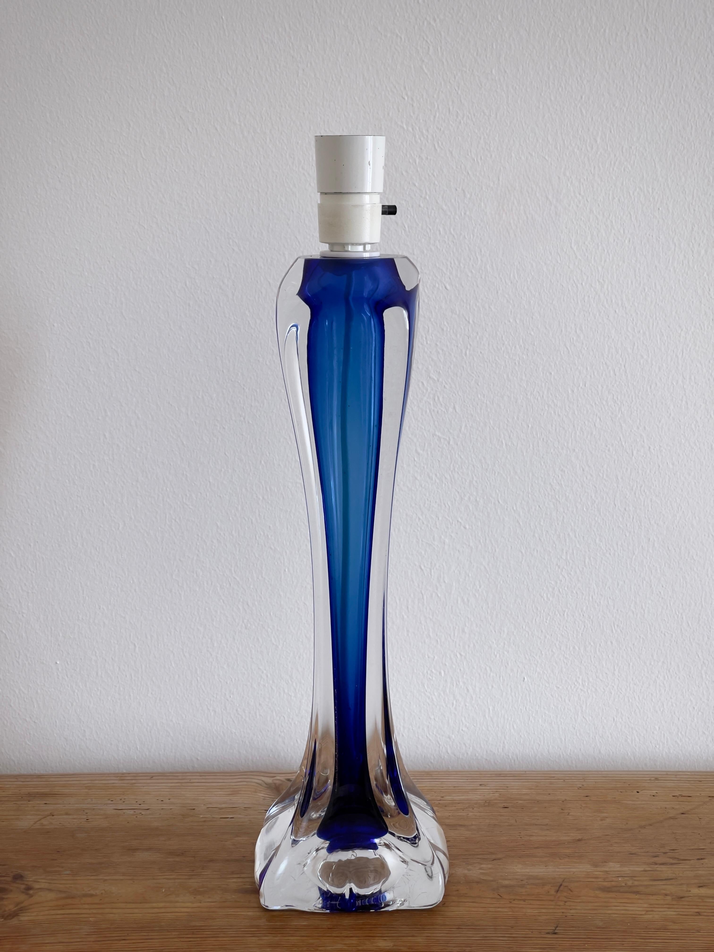 Suédois Lampe de table en verre massif des années 1960 de Paul Kedelv pour Flygfors Suède, couleur bleu vif. en vente