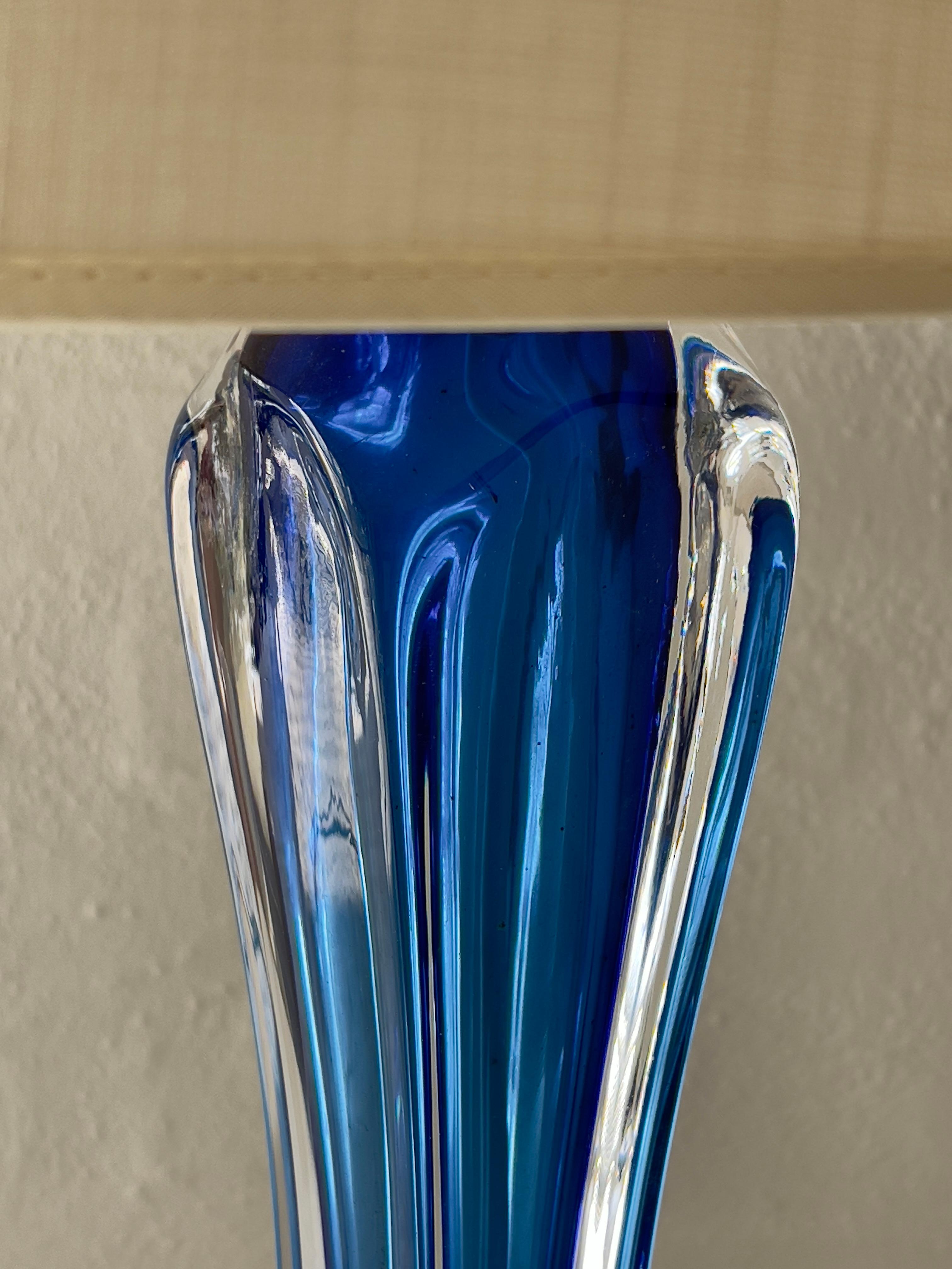 Lampe de table en verre massif des années 1960 de Paul Kedelv pour Flygfors Suède, couleur bleu vif. Bon état - En vente à København K, 84