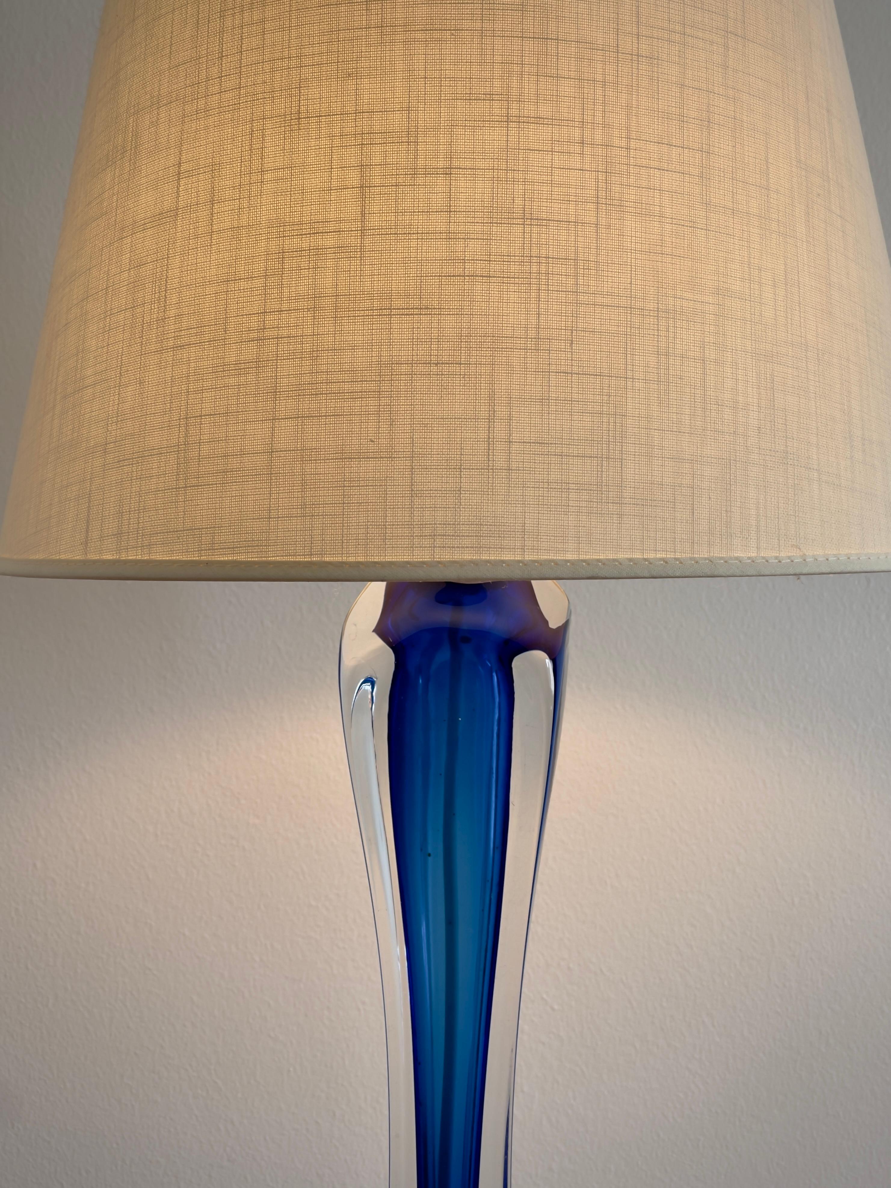 Milieu du XXe siècle Lampe de table en verre massif des années 1960 de Paul Kedelv pour Flygfors Suède, couleur bleu vif. en vente