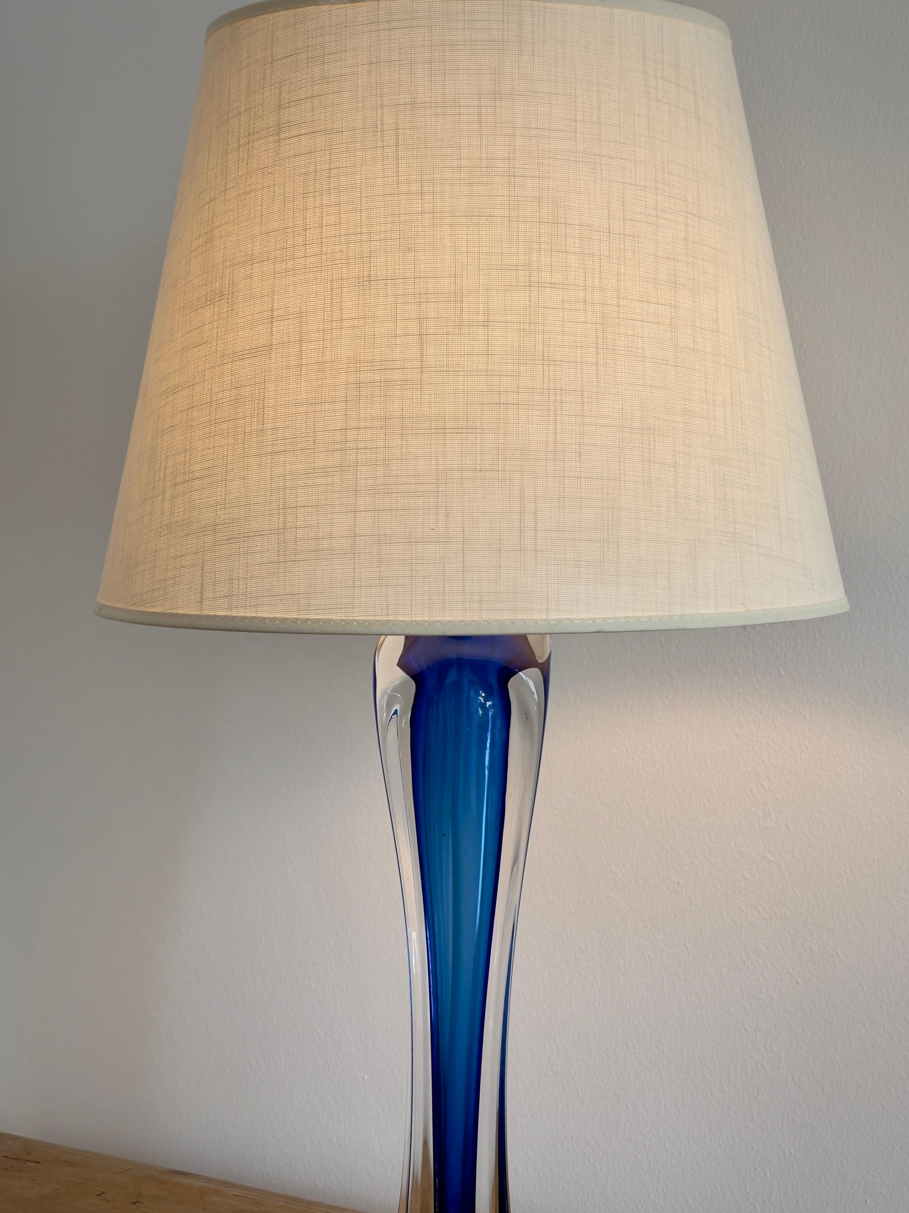 Verre d'art Lampe de table en verre massif des années 1960 de Paul Kedelv pour Flygfors Suède, couleur bleu vif. en vente