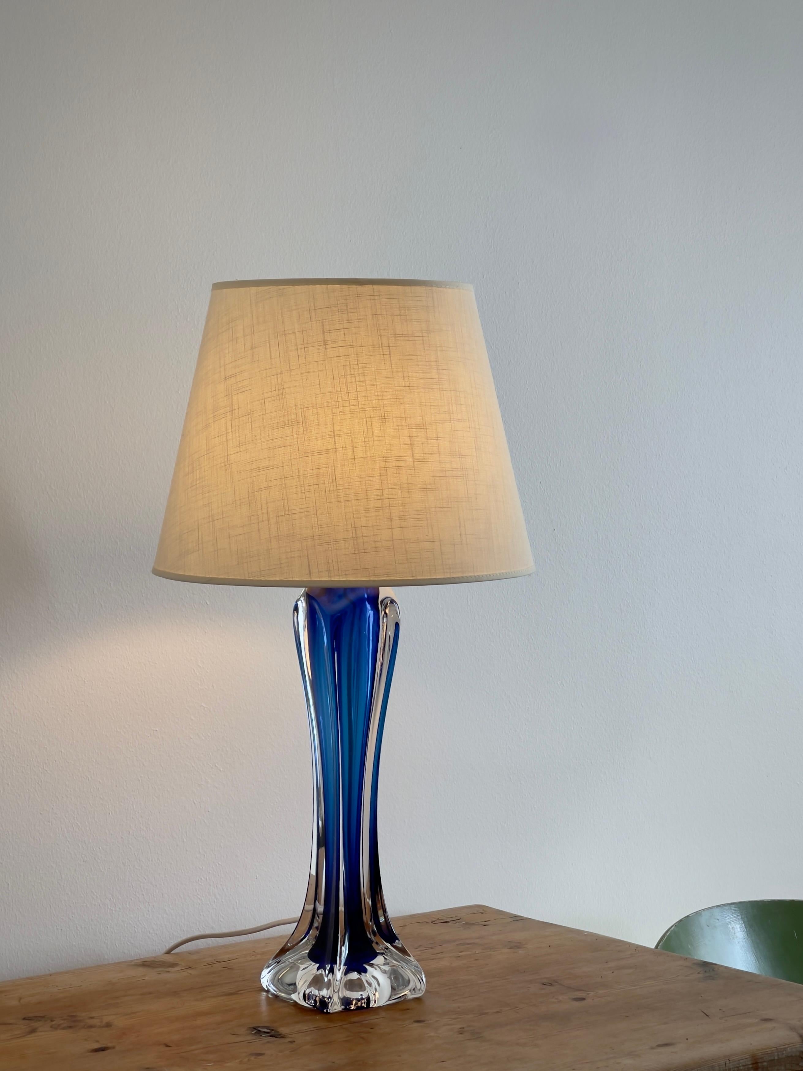 Lampe de table en verre massif des années 1960 de Paul Kedelv pour Flygfors Suède, couleur bleu vif. en vente 1