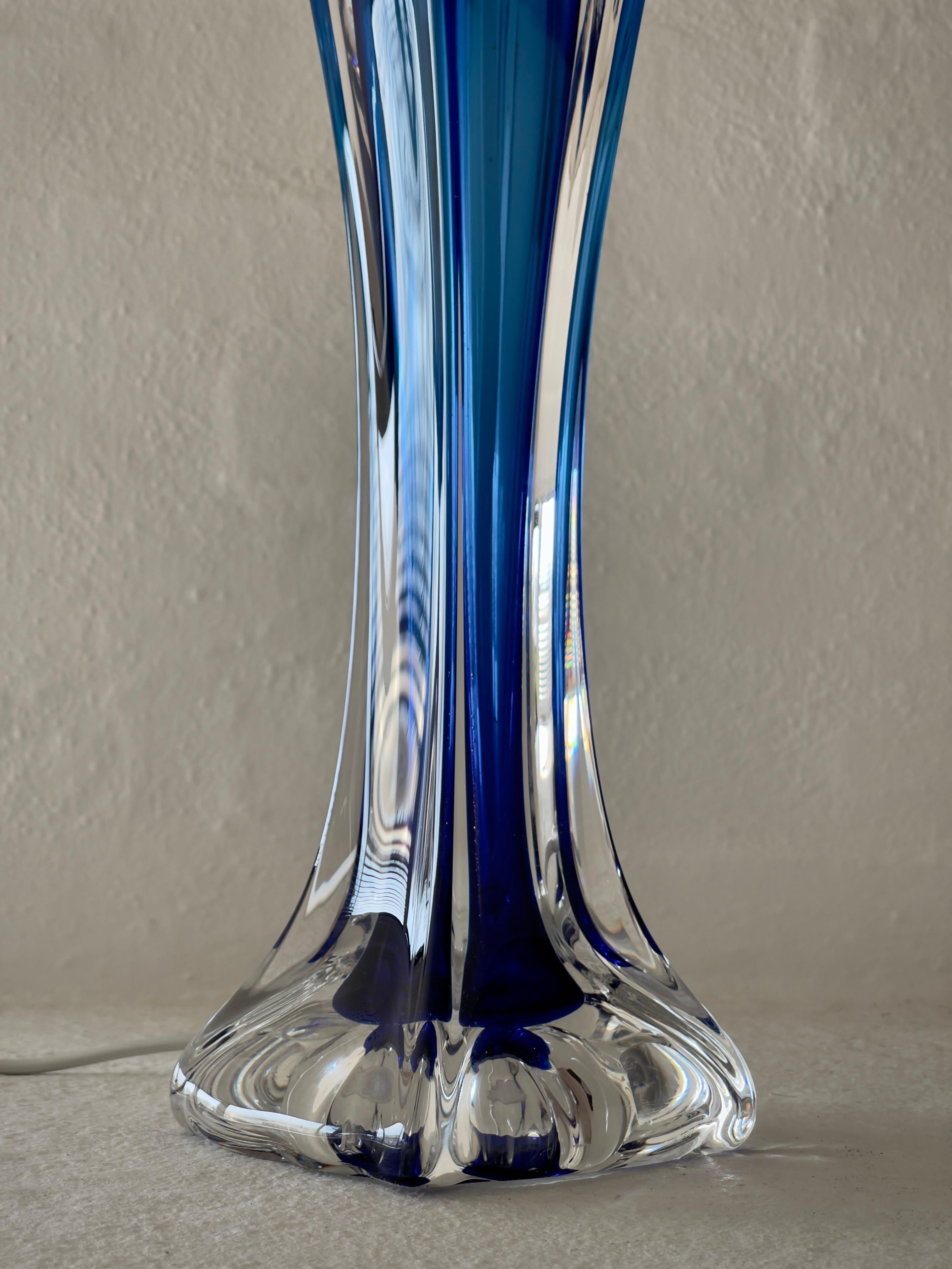 Lampe de table en verre massif des années 1960 de Paul Kedelv pour Flygfors Suède, couleur bleu vif. en vente 2