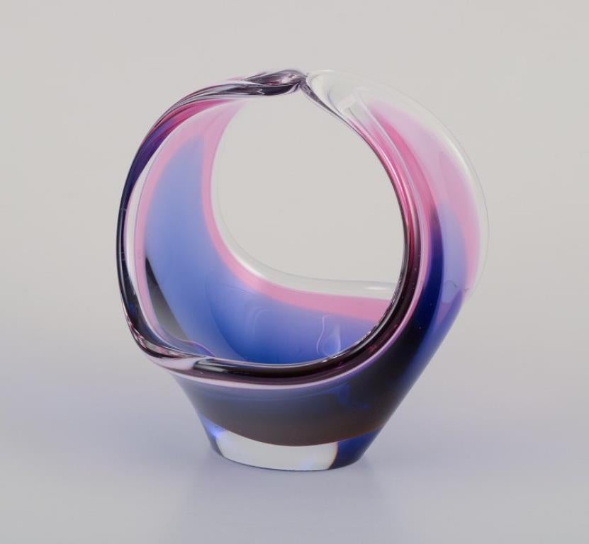 Paul Kedelv pour Flygsfors, Suède. Deux vases en verre d'art Coquille Fantasia. Grandes et petites. Verre rose, violet et transparent. Fait à la main.
Design/One.
1950s.
En parfait état.
Les deux ont signé.
Mesures les plus petites : L 9,0 cm x P