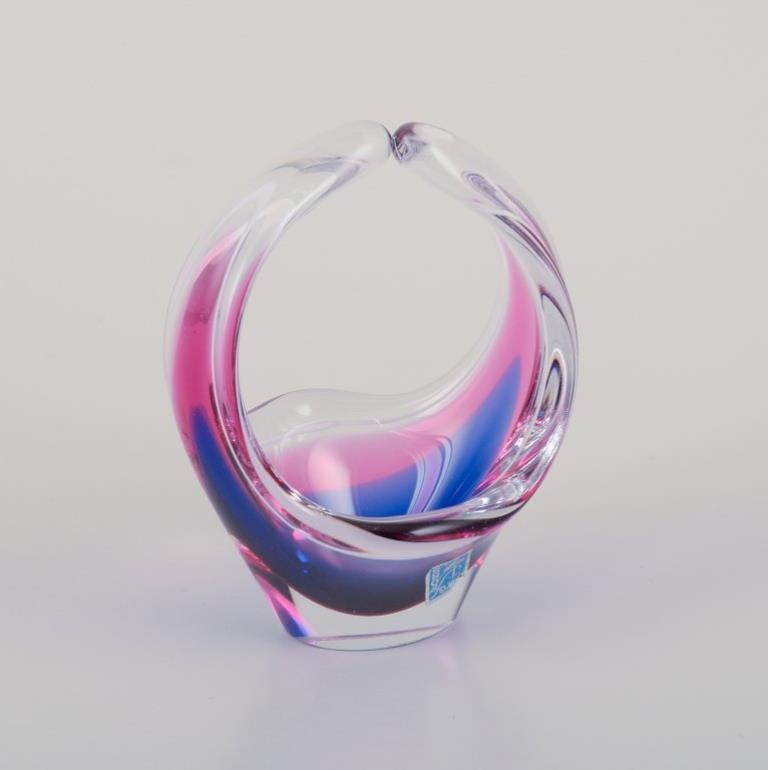 Paul Kedelv for Flygsfors, Sweden. Two Coquille Fantasia art glass vases. In pink, purple, and clear glass. Handmade.
Swedish design. 
1950s. 
In perfect condition. 
One vase with a sticker. Both signed. 
Smallest measures: W 10.0 cm x D 10.0 cm x H
