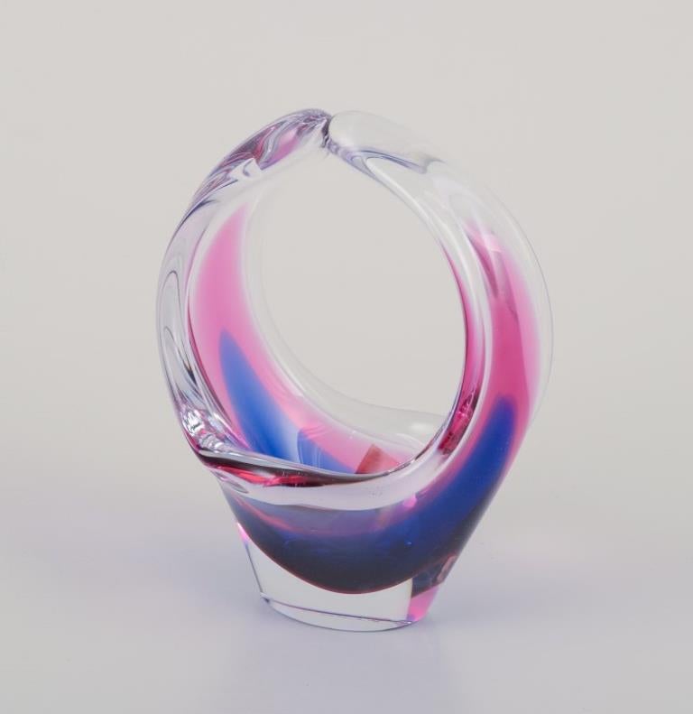 Scandinavian Modern Paul Kedelv for Flygsfors, Sweden. Two Coquille Fantasia art glass vases. For Sale