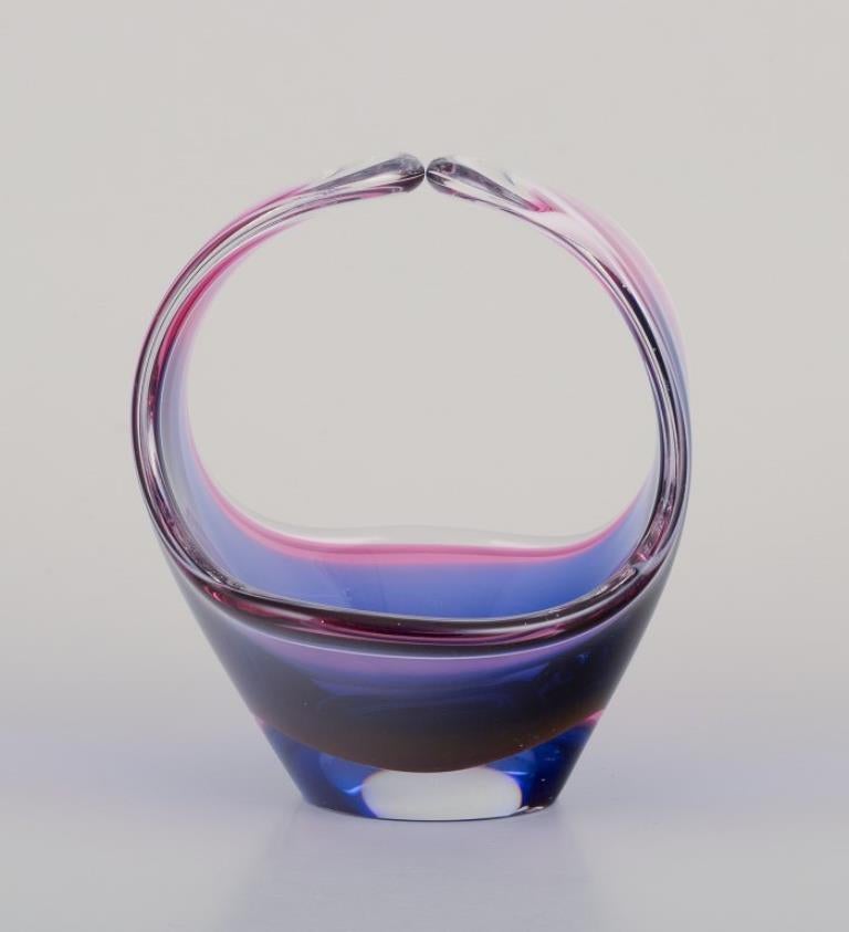 Suédois Paul Kedelv pour Flygsfors, Suède. Deux vases en verre d'art Coquille Fantasia. en vente