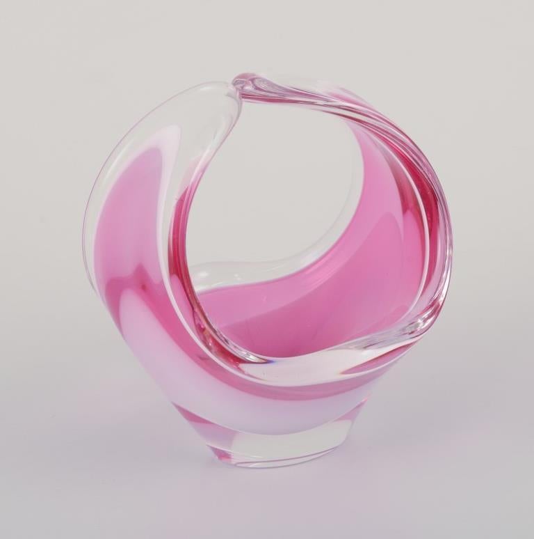 Mid-20th Century Paul Kedelv for Flygsfors, Sweden. Two Coquille Fantasia art glass vases. For Sale