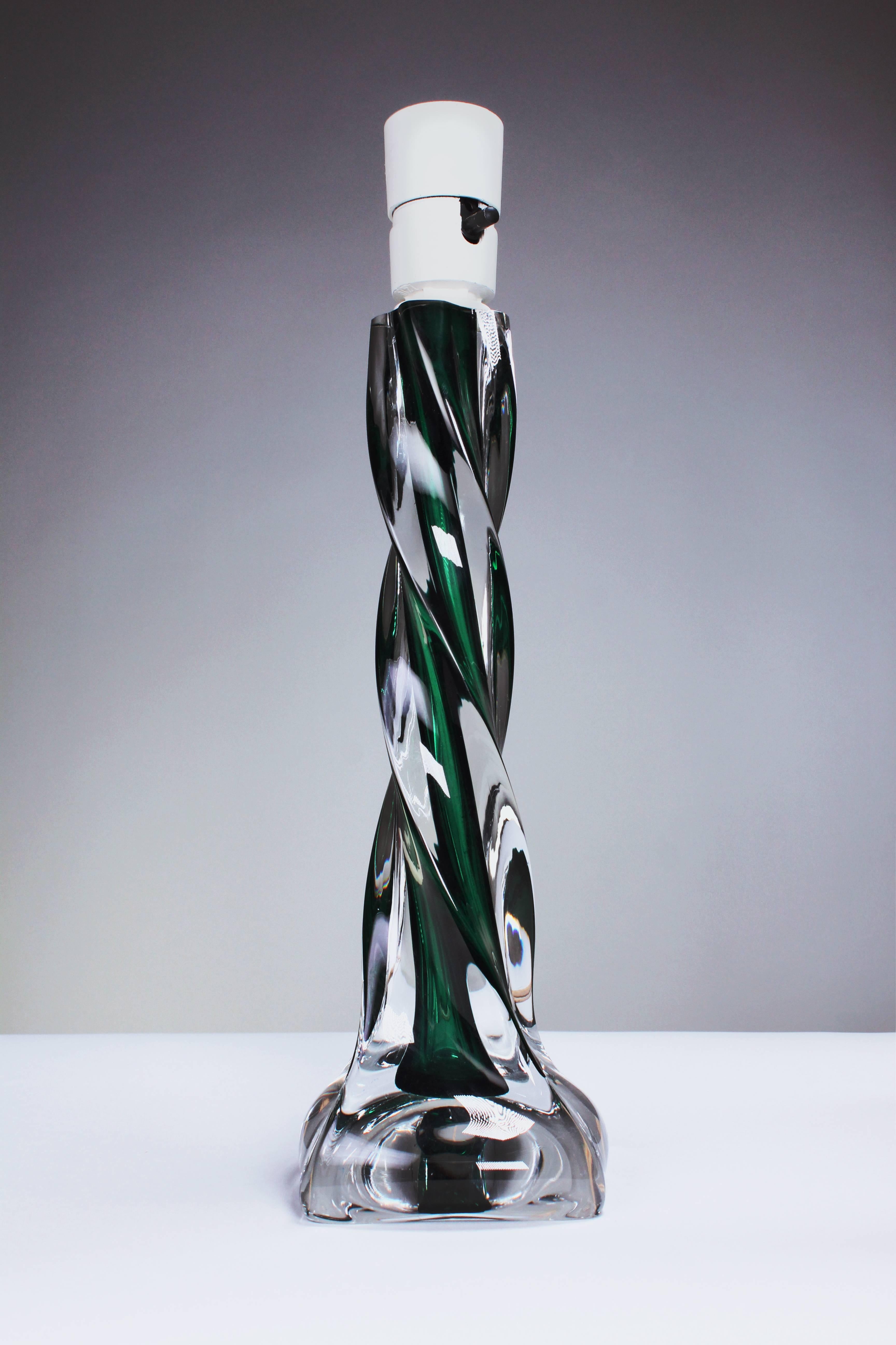 Elegant swirling emerald green Swedish Mid-Century Modern Sommerso style art glass table lamp. Designed by Swedish Flygsfors' chief designer in the early 1950s, Paul Kedelv, known for his organic shapes and use of vivid colors. Deep forest green