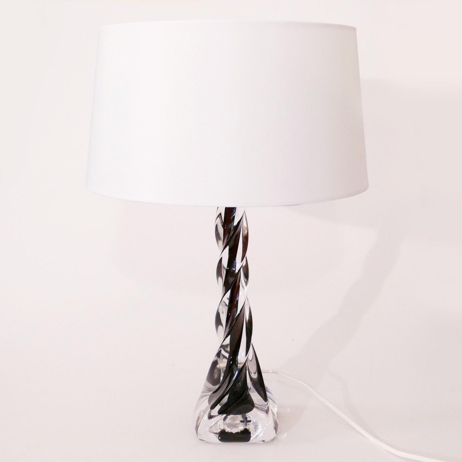 Elegant glass table lamp. Design by Swedish Flygsfors' by Paul Kedelv.
Signed 