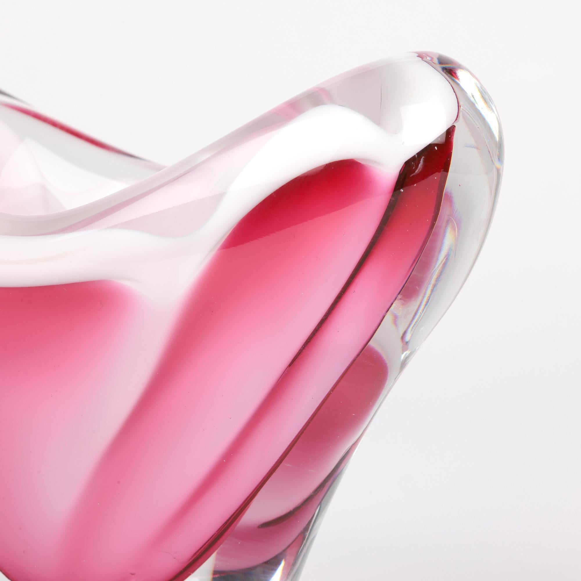Paul Kedelv Vaso in vetro rosa svedese di metà secolo Flygsfors Coquille in vendita 2