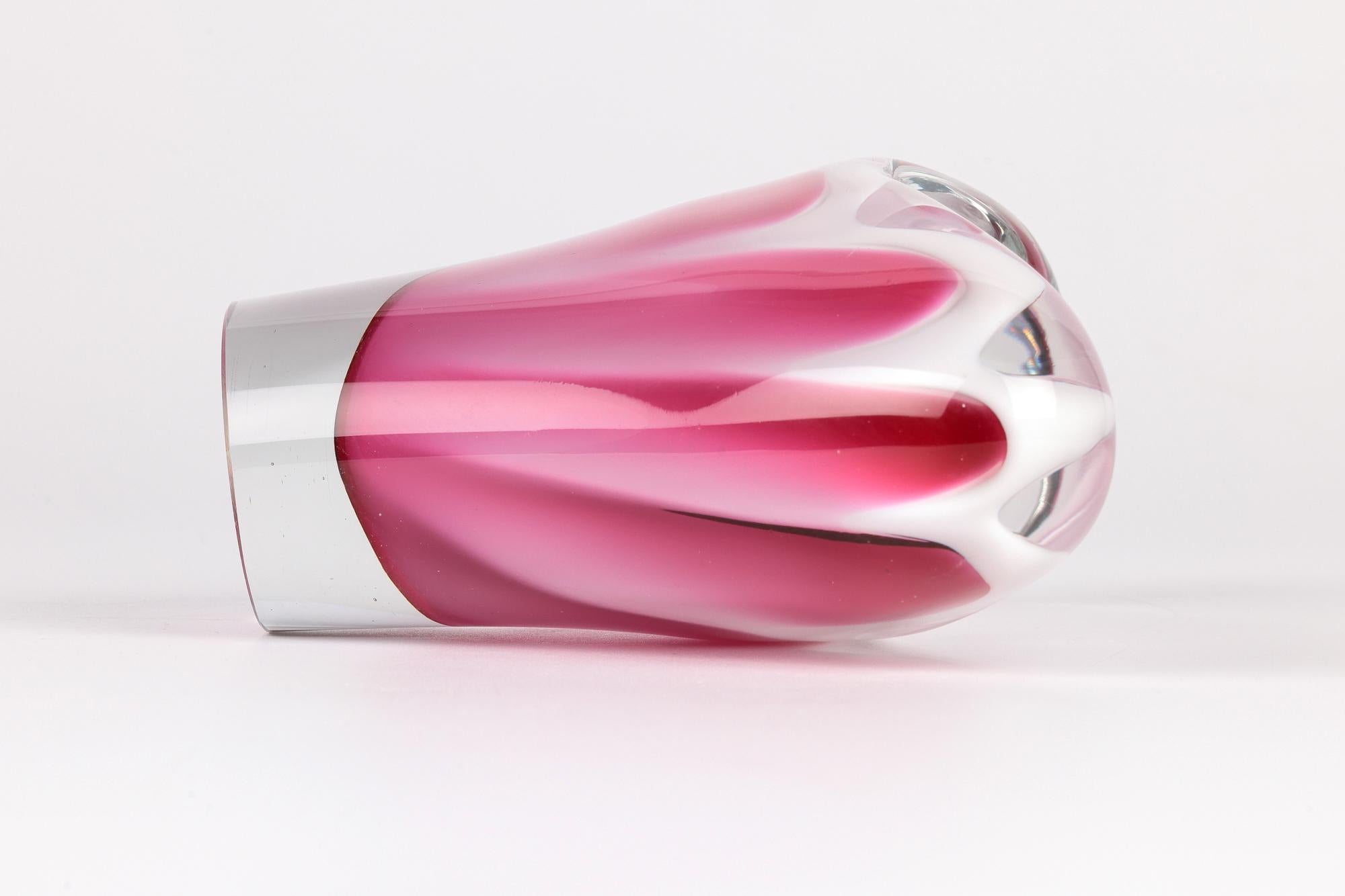 Una splendida ciotola in vetro artistico Flygsfors rosa Coquille della metà del secolo scorso, opera del famoso designer Paul Kedelv (Svezia, 1917-1990).

Paul Kedelv è stato uno dei principali produttori di vetro svedesi ed era famoso per i suoi am