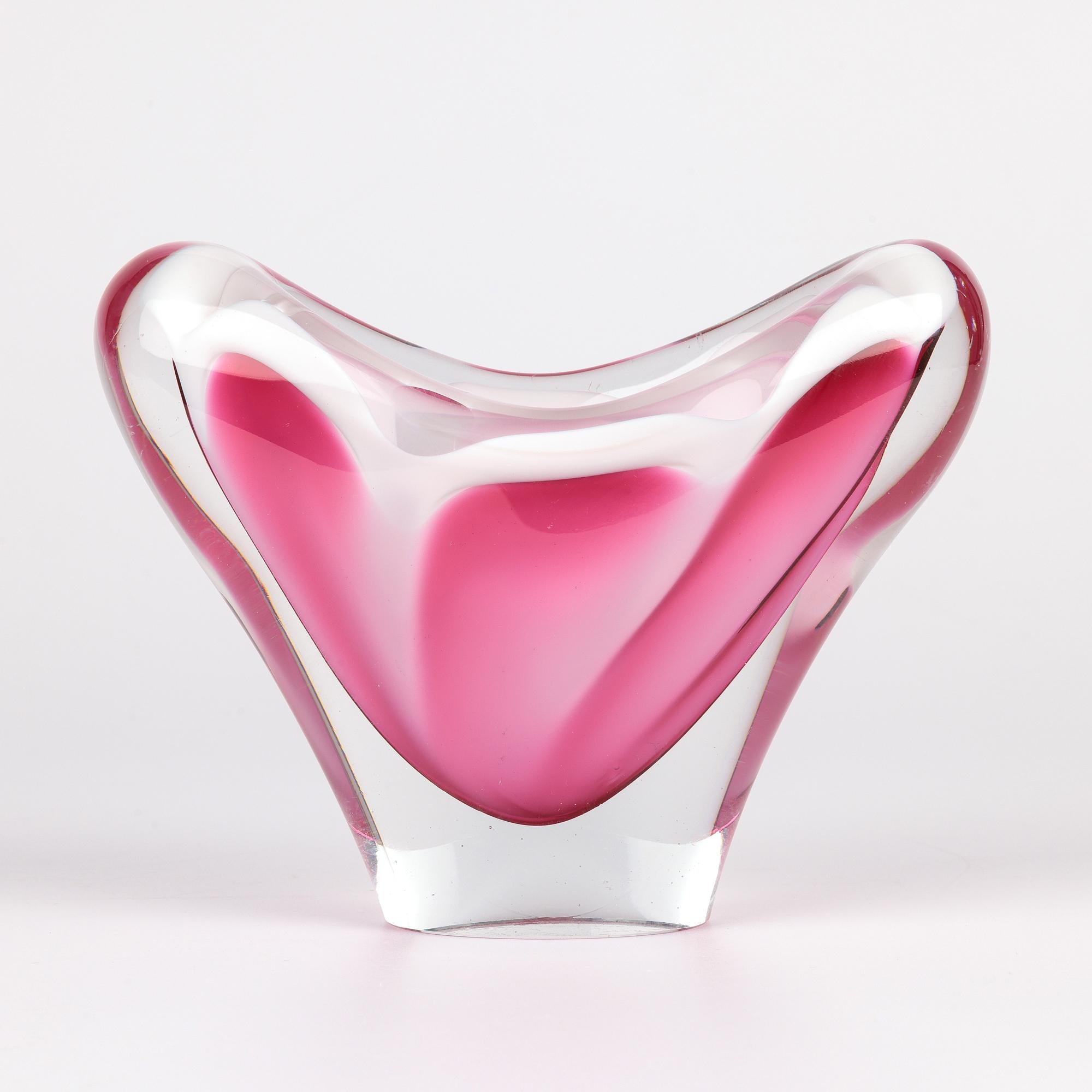 Mid-Century moderno Paul Kedelv Vaso in vetro rosa svedese di metà secolo Flygsfors Coquille in vendita