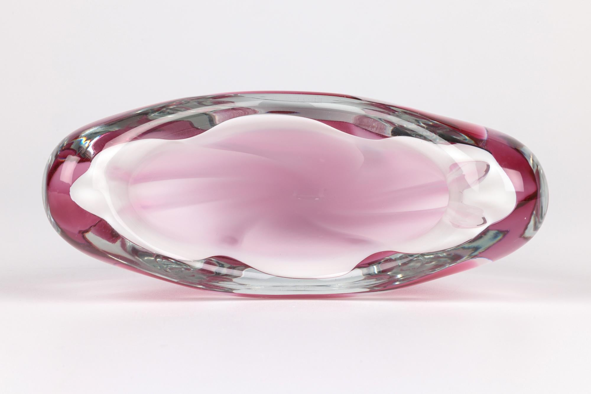 Fatto a mano Paul Kedelv Vaso in vetro rosa svedese di metà secolo Flygsfors Coquille in vendita