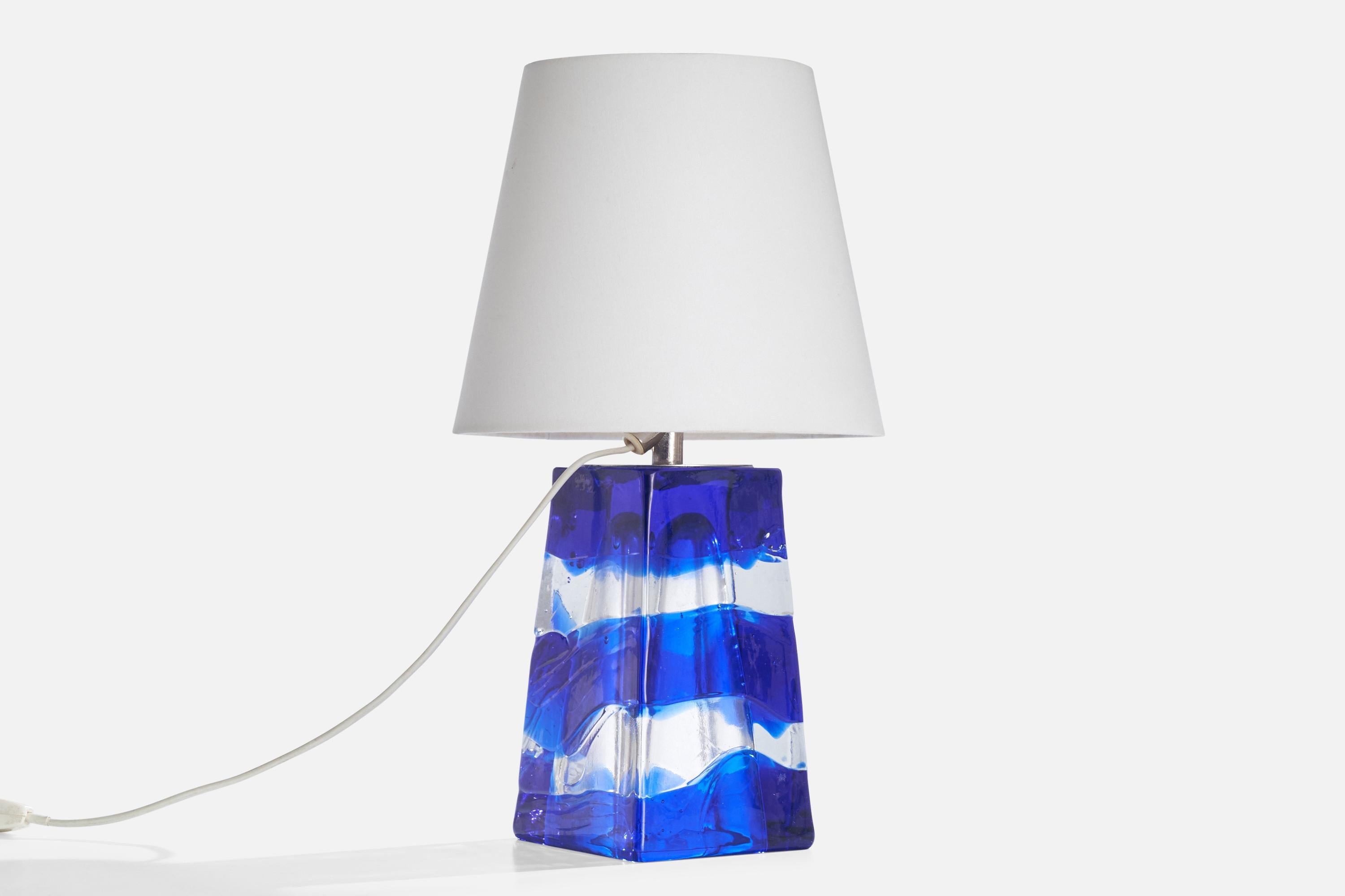 Lámpara de sobremesa de vidrio coloreado azul y metal, diseñada por Paul Kedelv, Suecia, c. 1970.

Dimensiones de la lámpara (pulgadas): 10,375