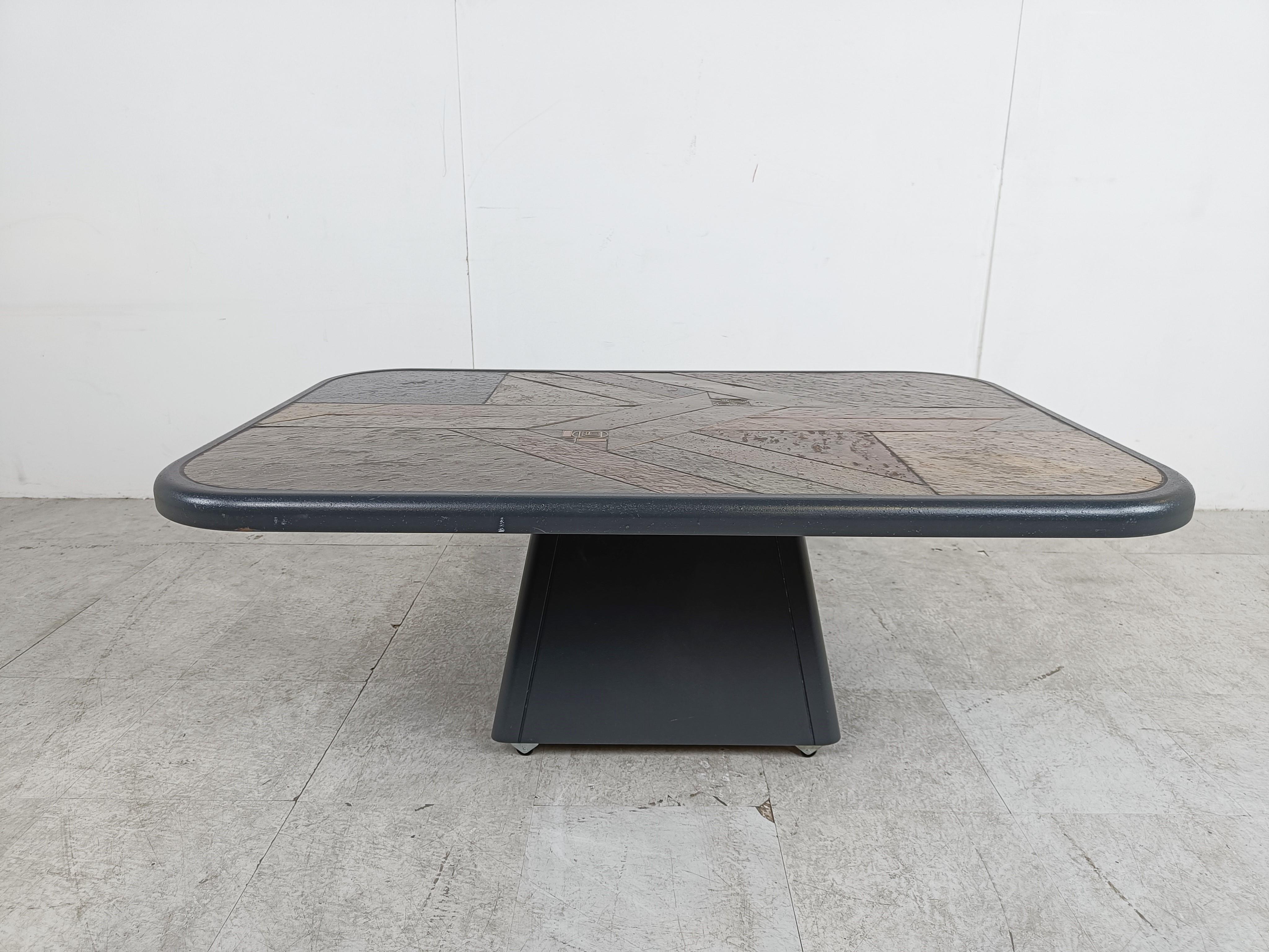 Brutalist slate and natural stone top coffee table .

Triangular wooden base.

Good condition.

Very much in the style of Paul Kingma.

the table has little casters under the base to move around easily.

1980s - Germany

Height: 46cm/18.11