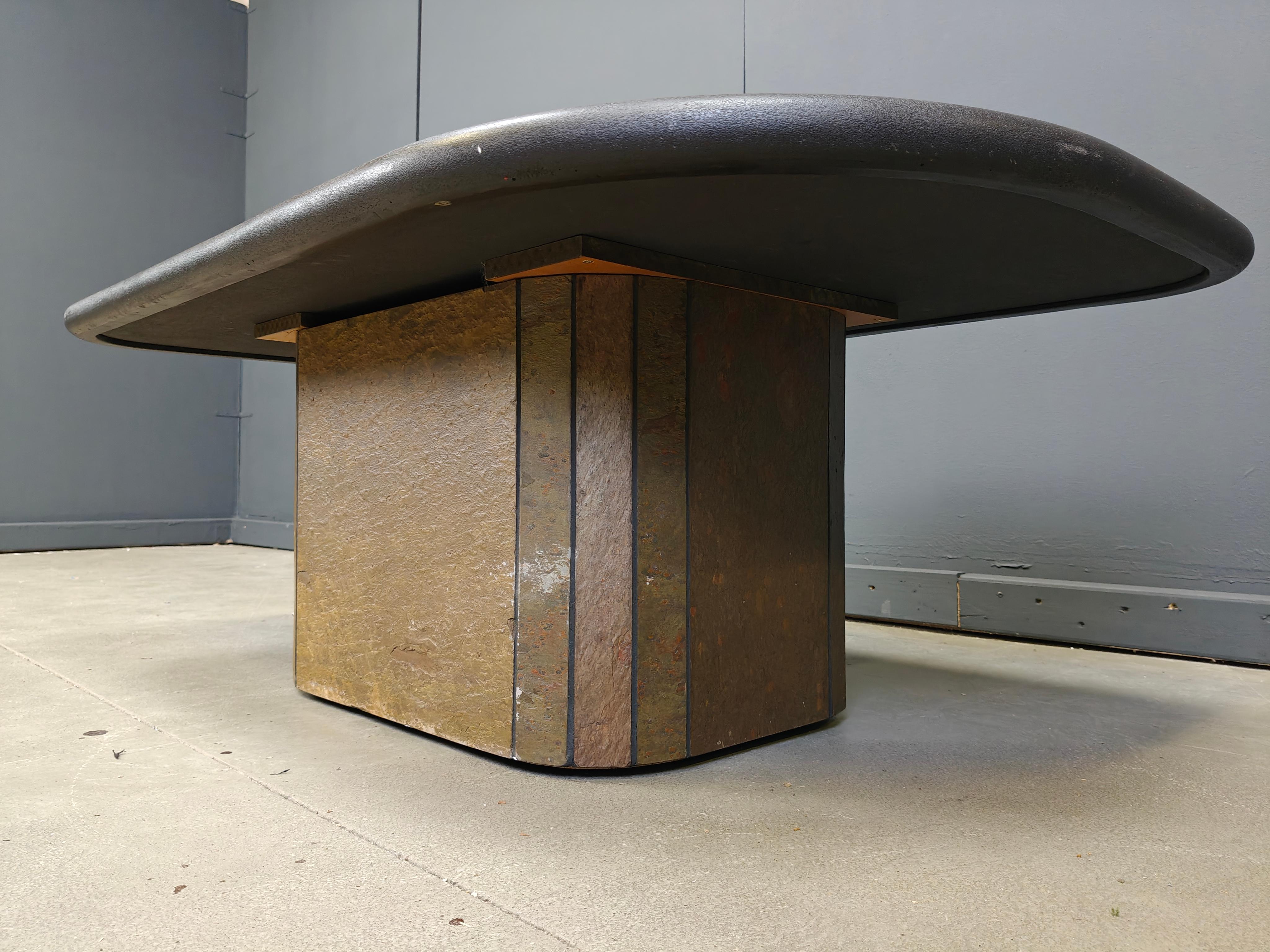 Mesa de centro de pizarra y piedra natural con incrustaciones de cobre y latón.

Base de madera negra.

La mesa está firmada pero no podemos ver por quién.

Buen estado.

Muy al estilo de Paul Kingma.

Años 80 - Alemania

Altura: 47 cm
Anchura: 125