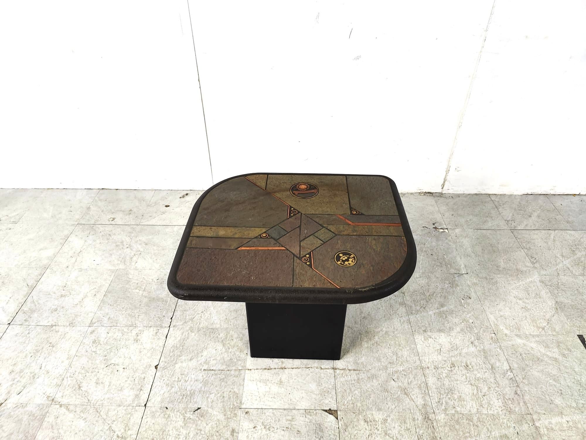 Brutalist slate and natural stone top side table with inlaid copper and brass.

Good condition.

Very much in the style of Paul Kingma.

1980s - Germany

Height: 50cm
Width: 60cm
Depth: 70cm

Ref.: 201030