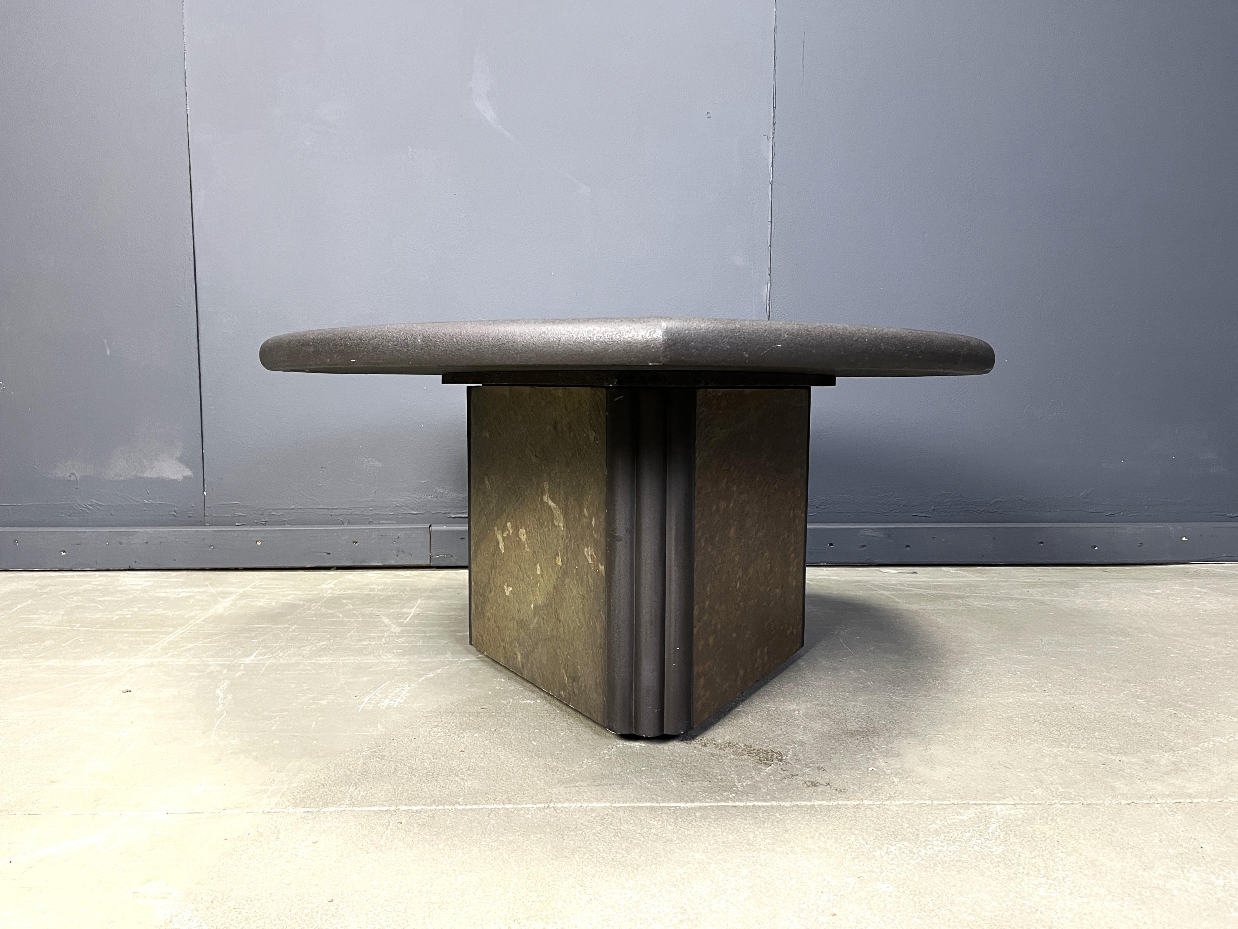 Brutalist slate and natural stone top coffee table with inlaid copper and brass.

Good condition.

Very much in the style of Paul Kingma.

1980s - Germany

Height: 47cm
Width: 100cm
Depth: 100cm

Ref.: 25041704

*All Images are part of the