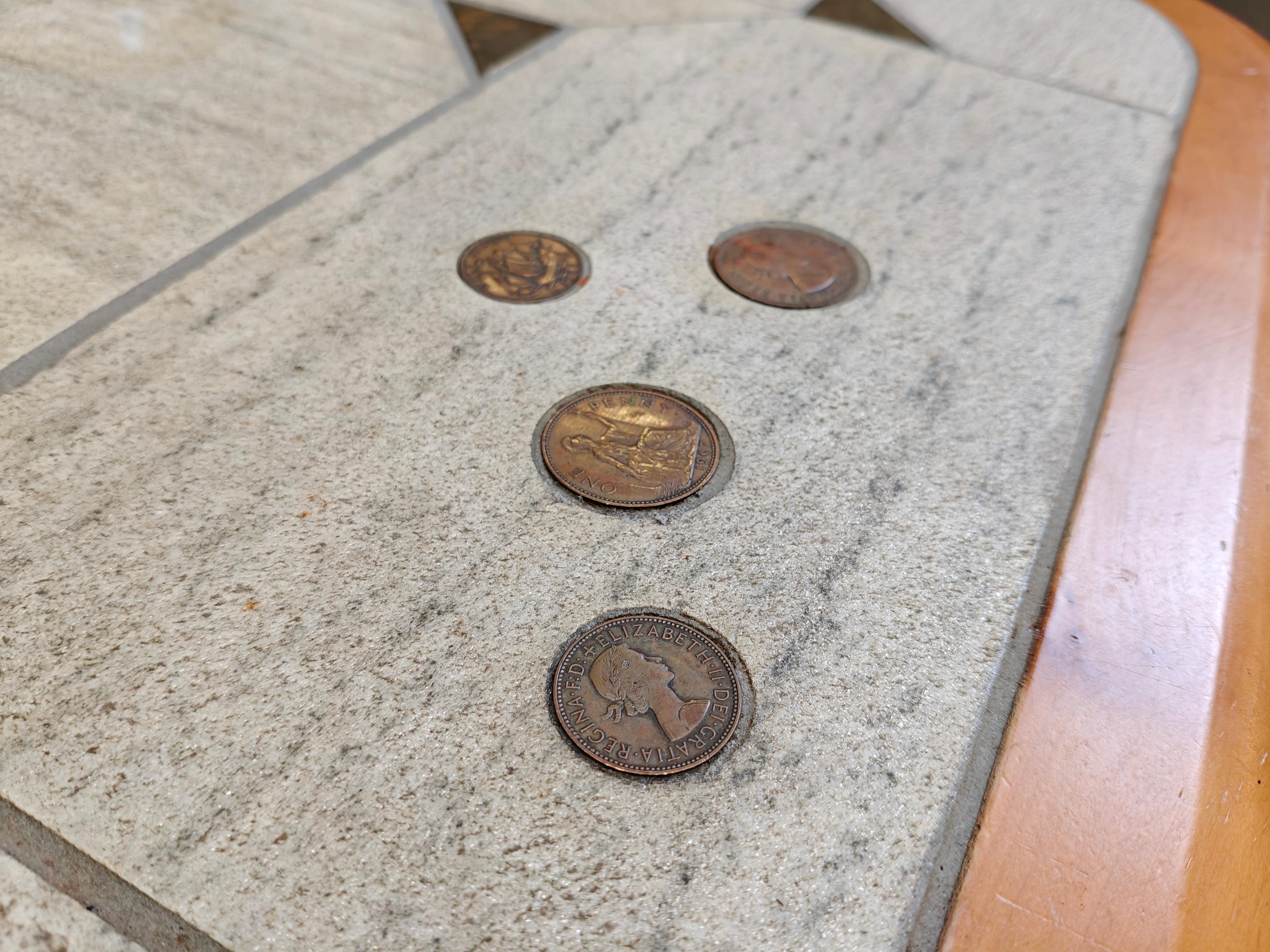 Tavolino brutalista con piano in ardesia e pietra naturale, rame e ottone intarsiati e un'egida in legno.

Buone condizioni.

Molto simile allo stile di Paul Kingma.

Anni '80 - Germania

Altezza: 45 cm
Larghezza x profondità: 90 cm

Rif.: