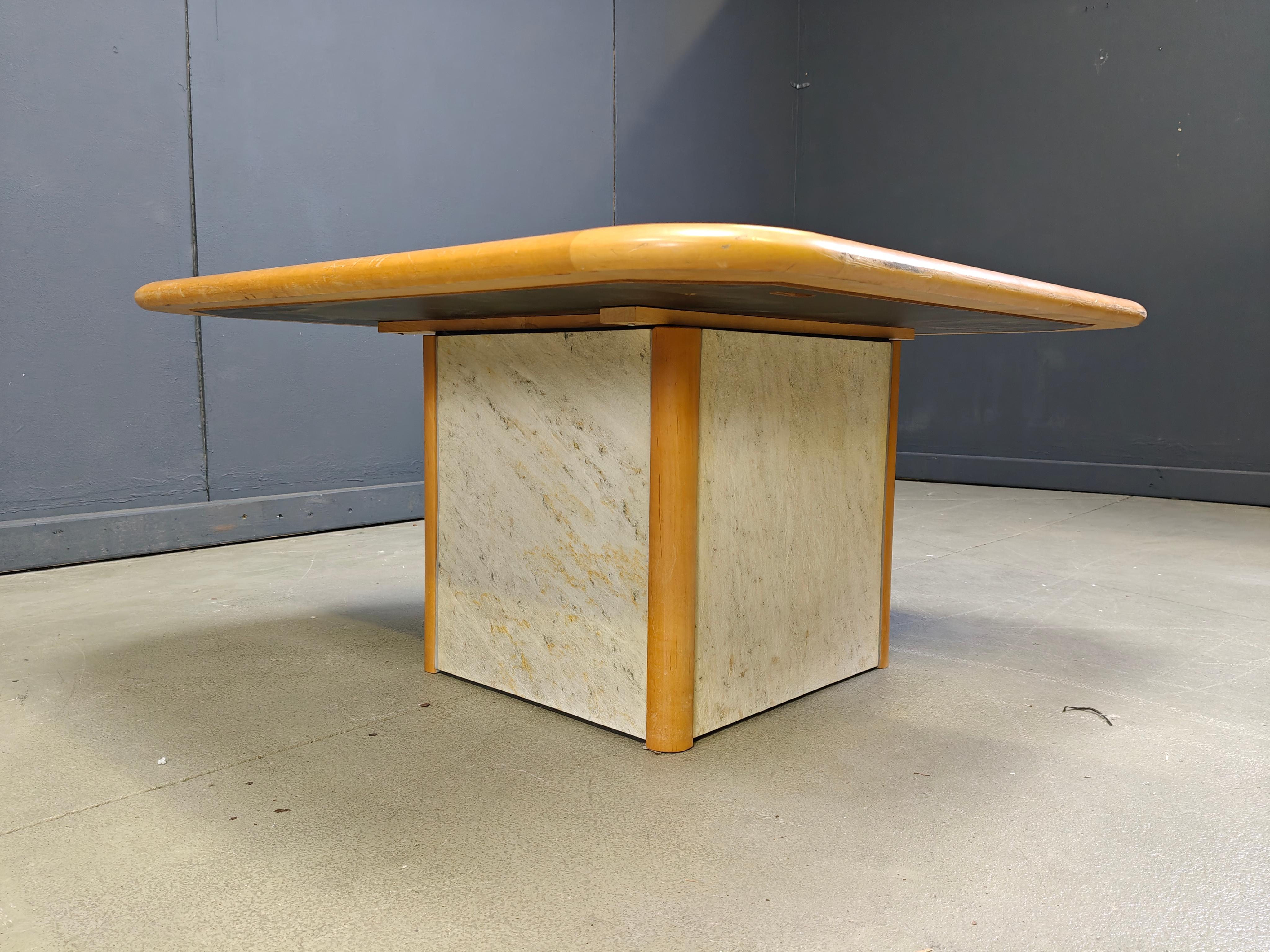 Tavolino triangolare attribuito a Paul Kingma, anni '80 In condizioni buone in vendita a Leuven, Vlaams Gewest