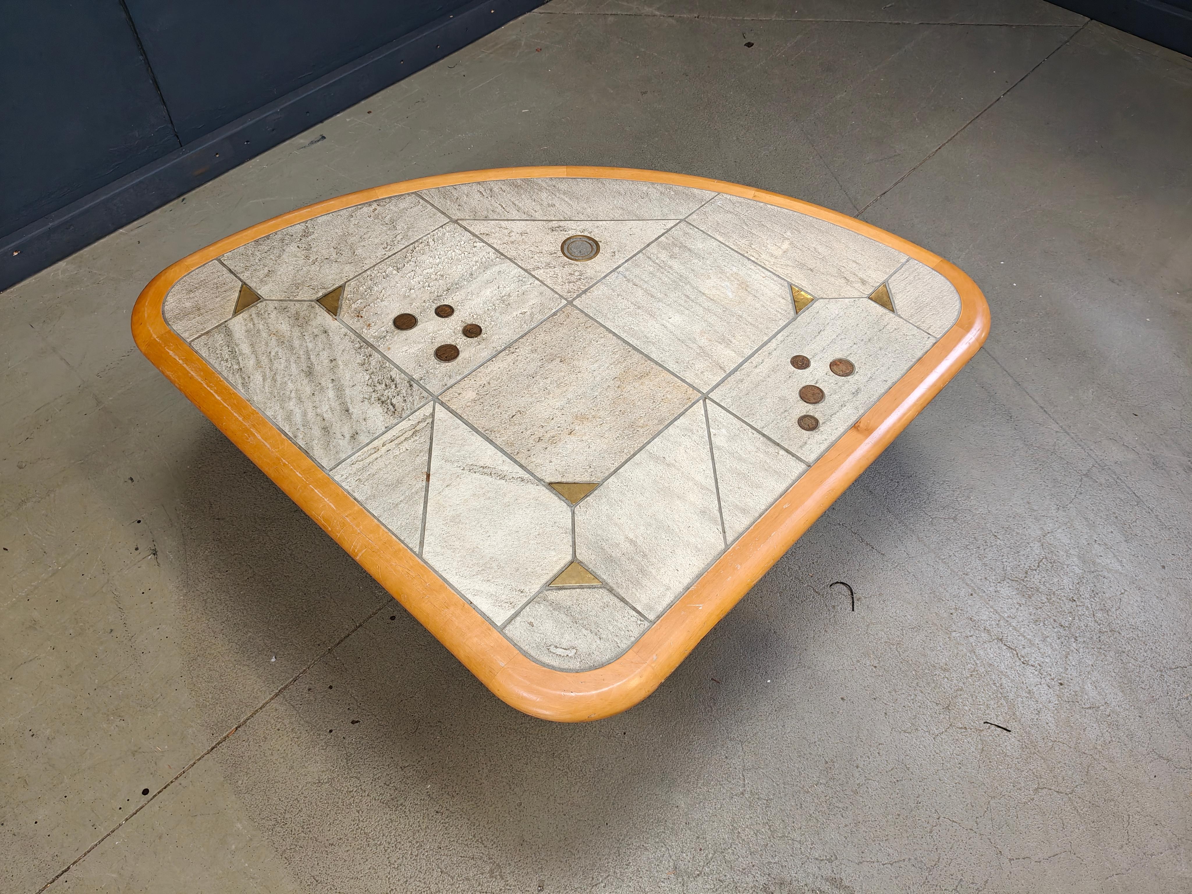 Ottone Tavolino triangolare attribuito a Paul Kingma, anni '80 in vendita