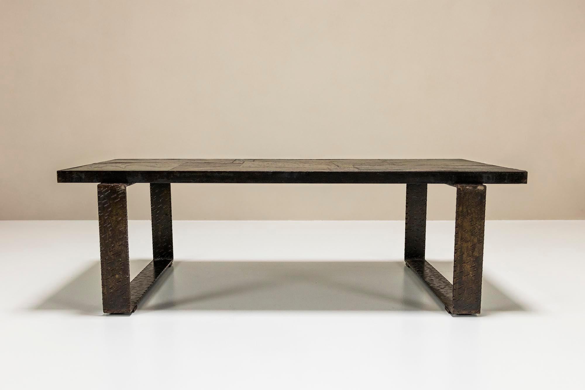 Paul Kingma Brutalist Coffee Table In Stone And Hammered Metal, Netherlands 1960 In Good Condition For Sale In Hellouw, NL