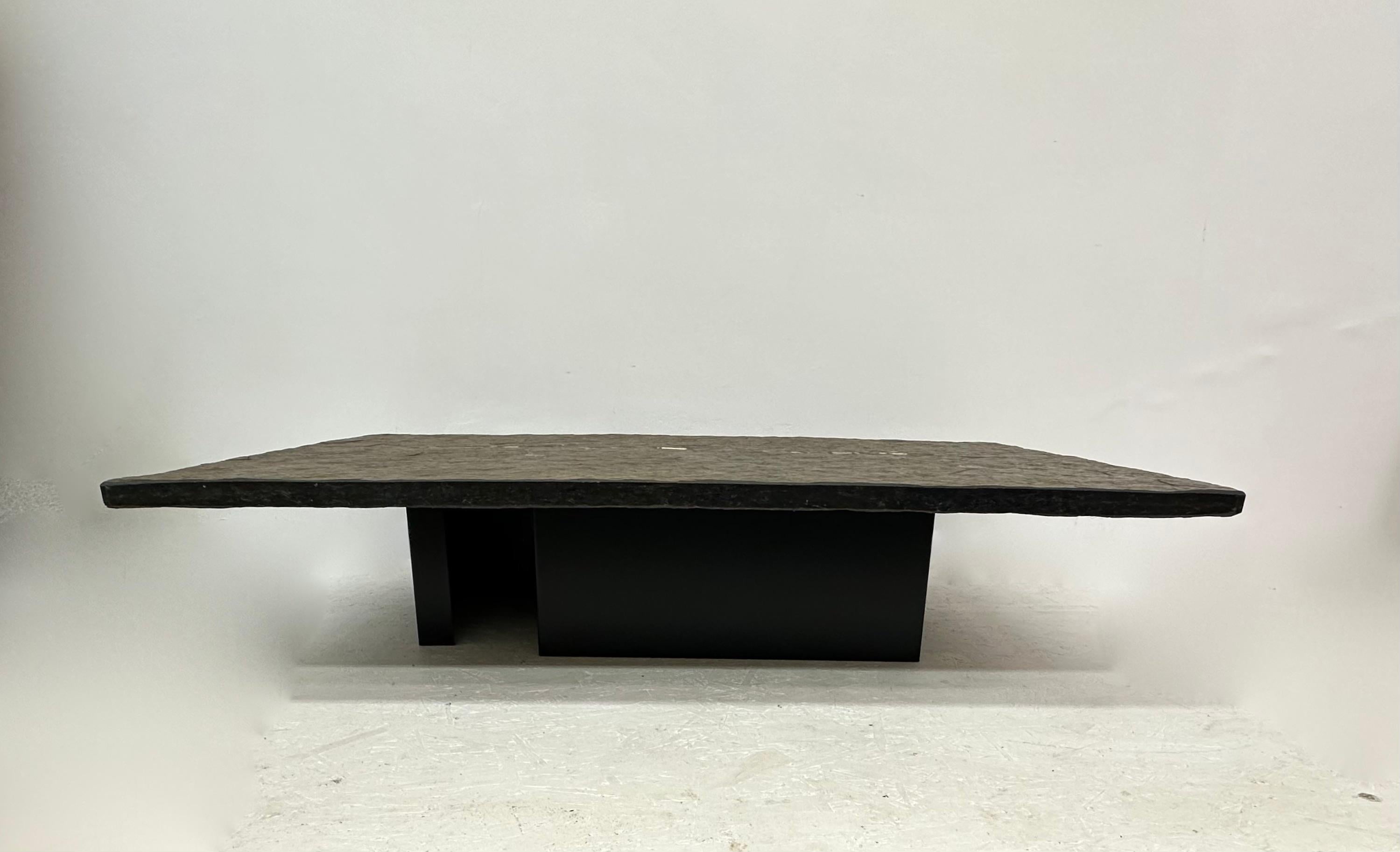Table basse rectangulaire Paul Kingma , 1970

Dimensions : 140 cm L, 79,5cm P , 32 cm H
MATERIAL : Pierre naturelle, métal
Couleur : Marron , Noir , Or