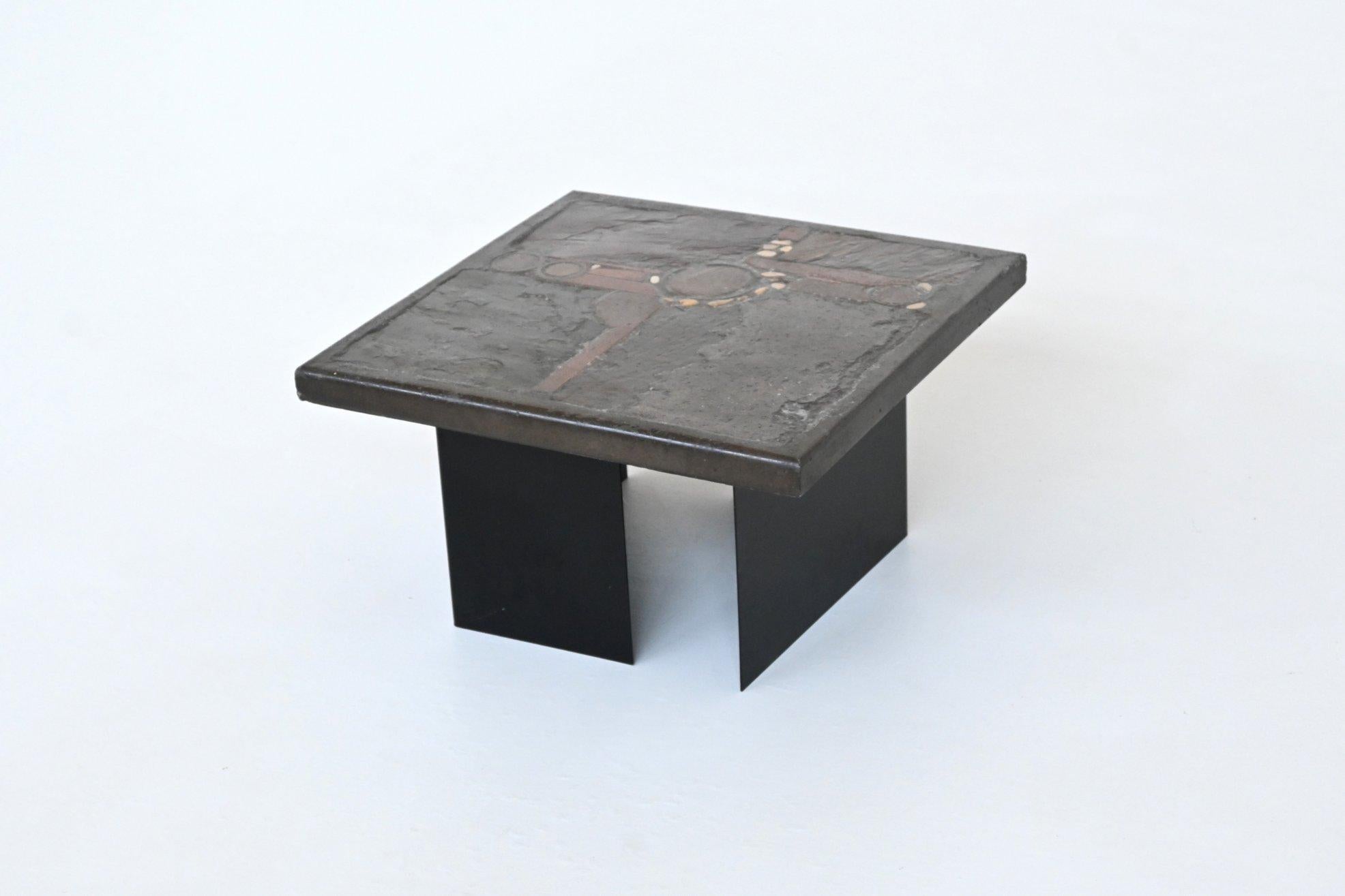 Bellissimo tavolino da caffè di forma rettangolare progettato e realizzato da Paul Kingma, Paesi Bassi 1984. Il pesante piano in cemento poggia su una base composta da due basi in metallo laccato nero che possono essere collocate in diverse