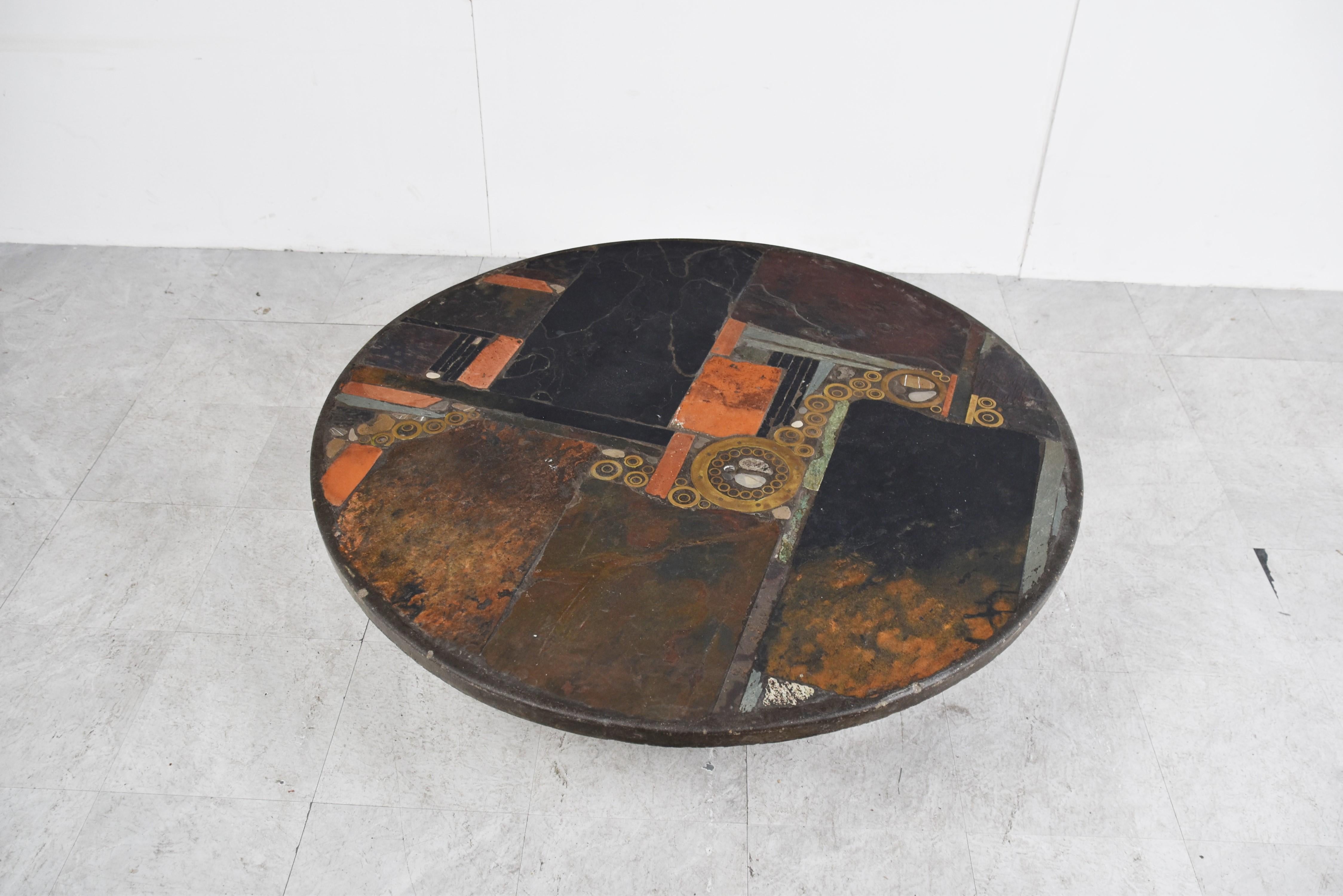 Brutalist slate and natural stone top coffee table with inlaid copper and brass.

The table is signed.

Black metal base

Good condition.

1979 - Netherlands

Height: 32cm/12.59