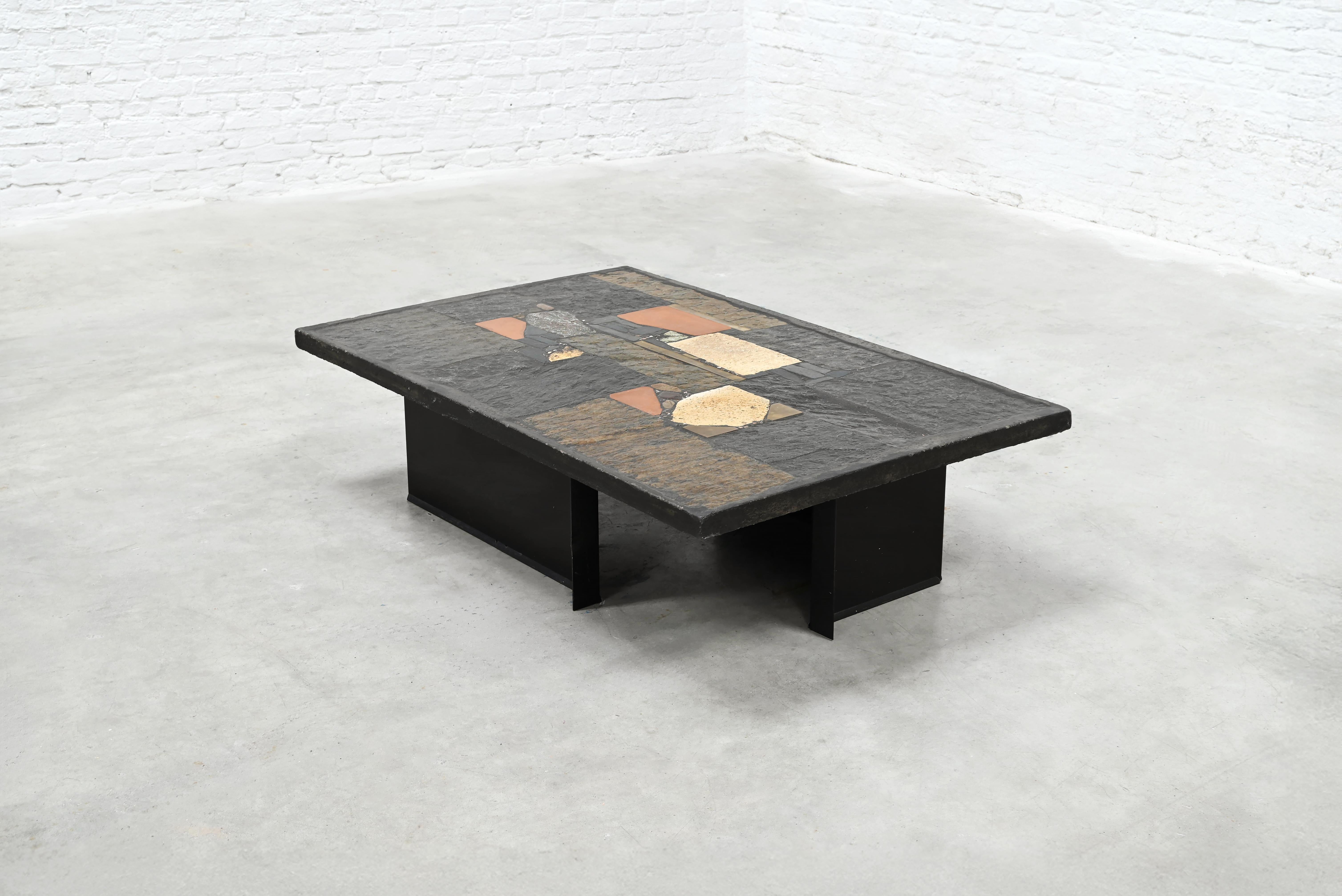 Impresionante mesa de centro rectangular del artista holandés Paul Kingma, firmada. La superficie presenta una composición incrustada de pizarra, piedra y latón, dispuestos en una disposición equilibrada y geométrica. Cada elemento se coloca a mano,