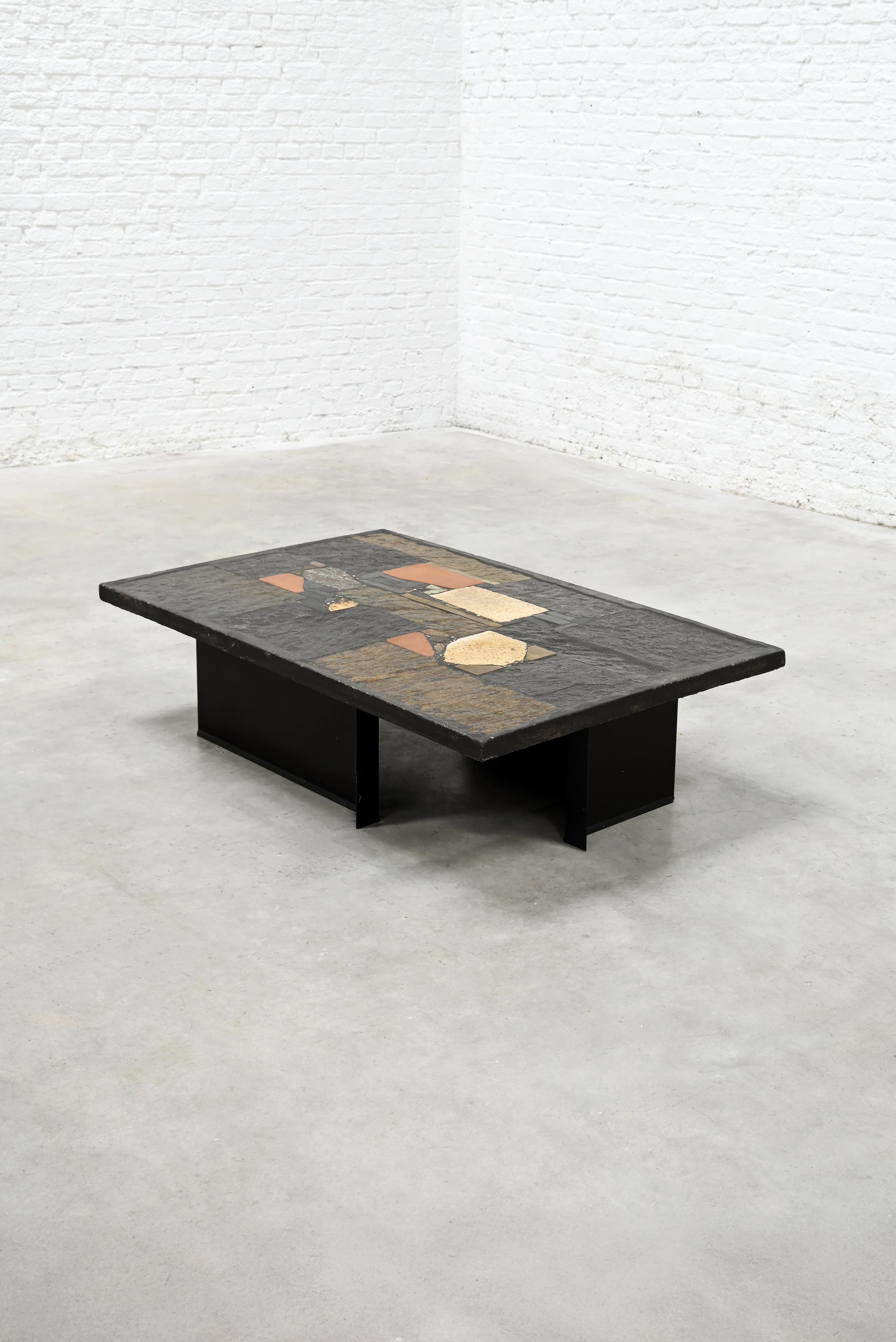 Mesa de centro Paul Kingma con incrustaciones de pizarra, piedra y latón, años 70 Brutalista en venta