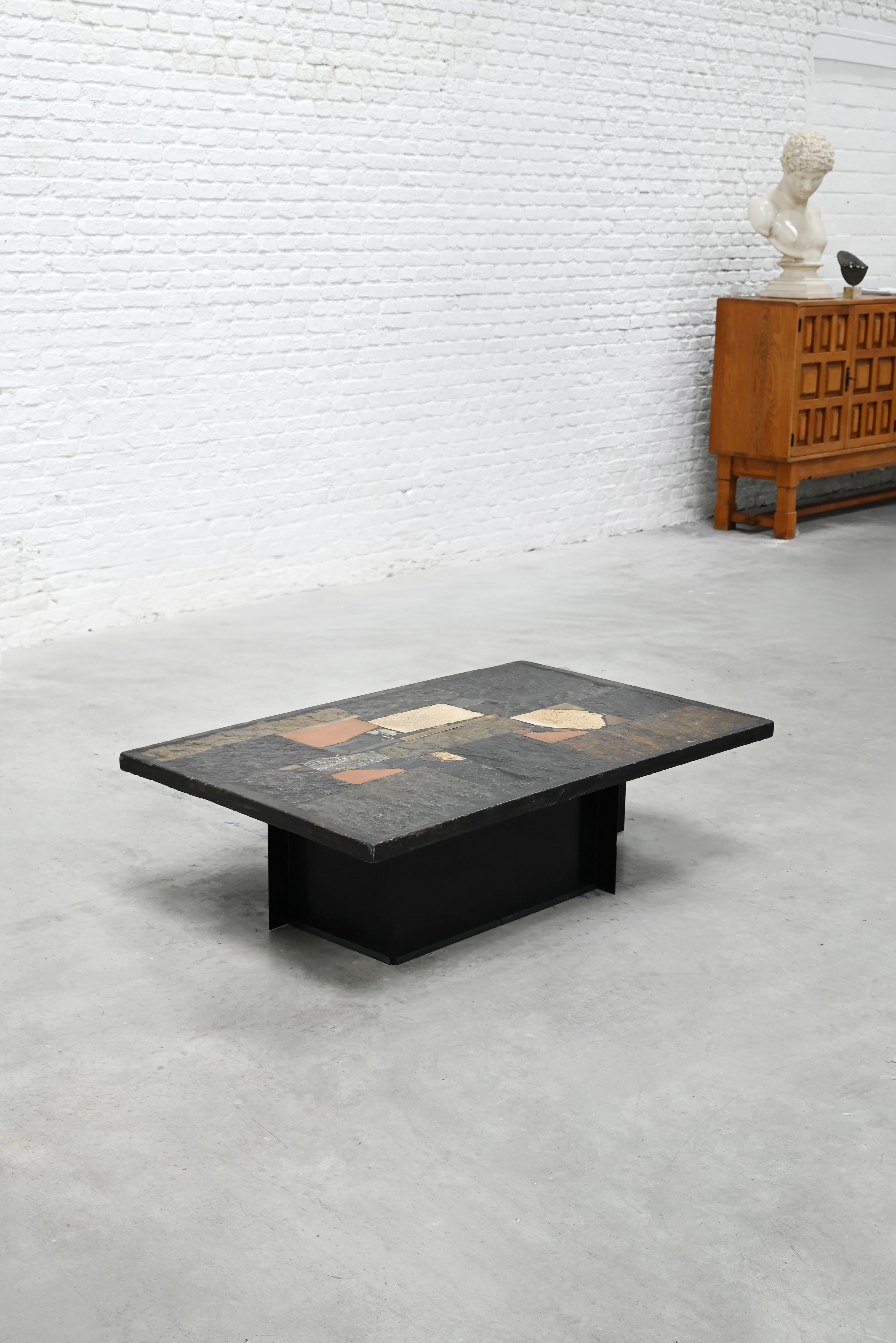 Mesa de centro Paul Kingma con incrustaciones de pizarra, piedra y latón, años 70 finales del siglo XX en venta