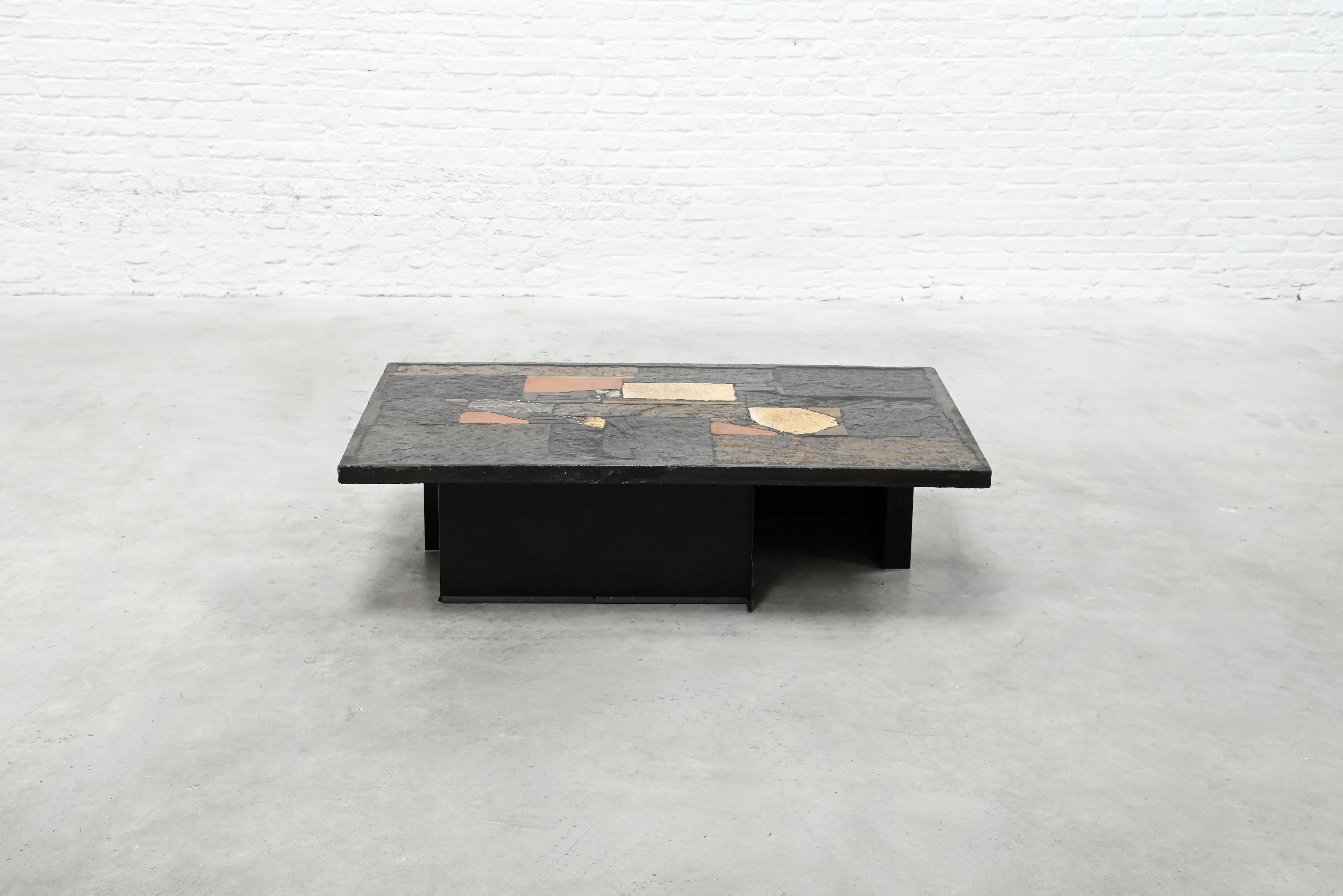 Mesa de centro Paul Kingma con incrustaciones de pizarra, piedra y latón, años 70 Latón en venta