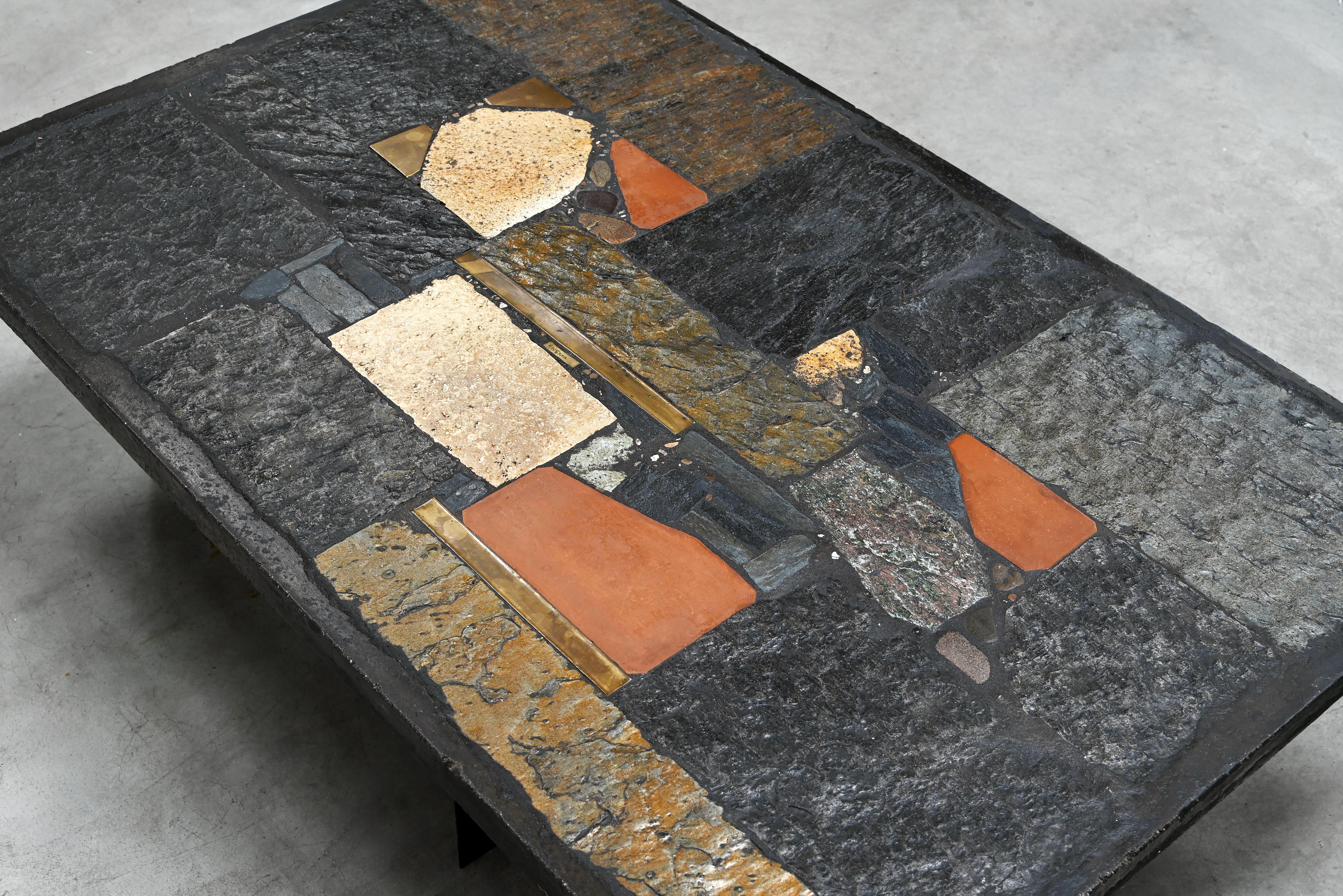 Mesa de centro Paul Kingma con incrustaciones de pizarra, piedra y latón, años 70 en venta 1