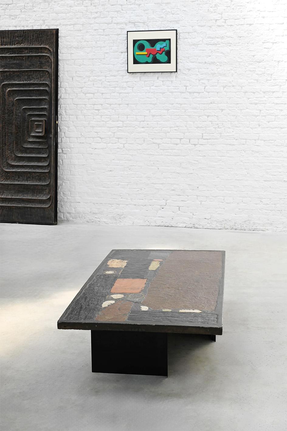 Brutalismo Paul Kingma Tavolino in ardesia, pietra e ottone intarsiato, 1974 in vendita
